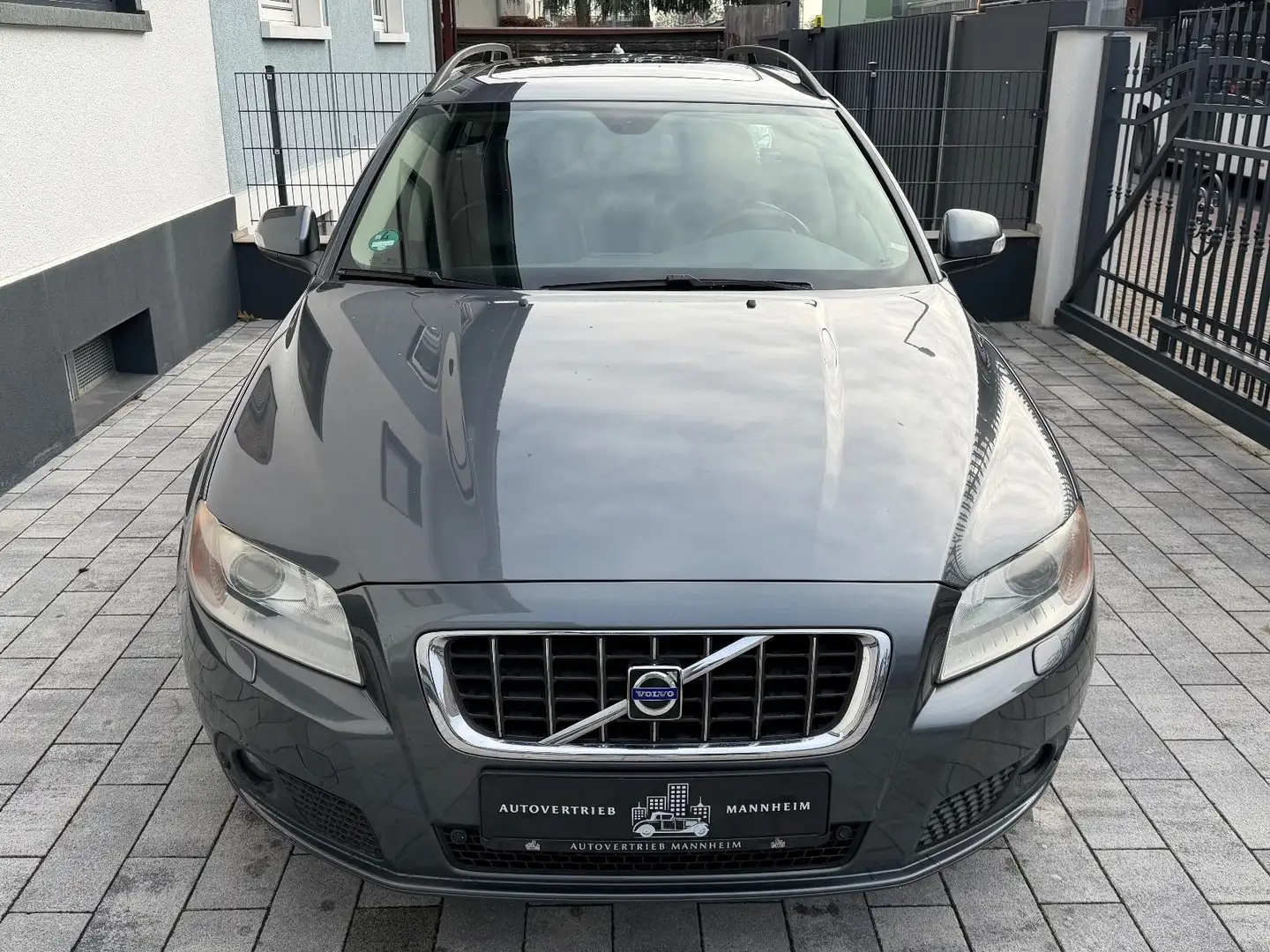 Volvo V70 Kombi Momentum /AHK/BiXENON/LEDER/SZH/NAVI Grau - 2