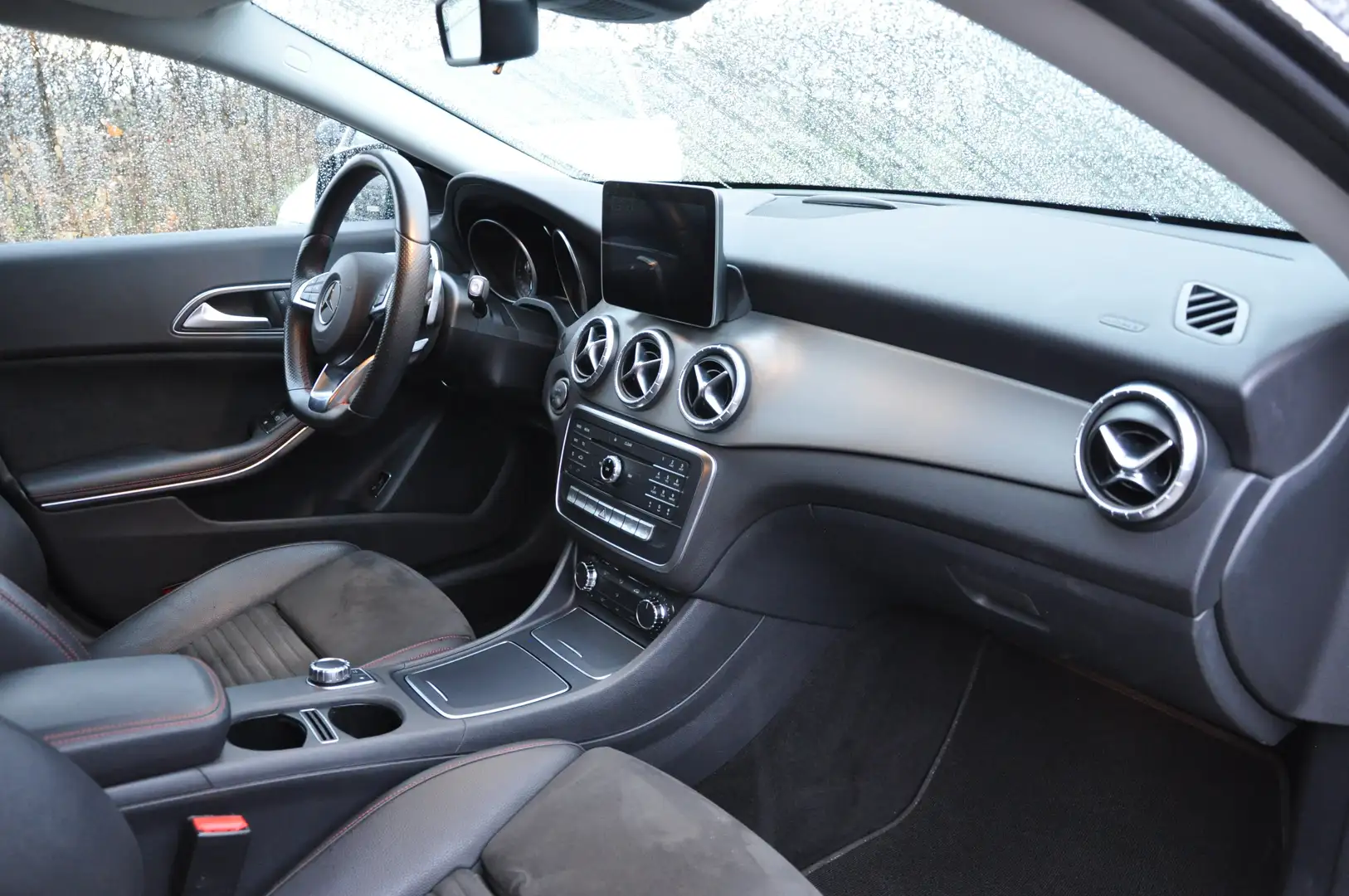 Mercedes-Benz CLA 200 CLA 200 d Shooting Brake Aut. Schwarz - 2