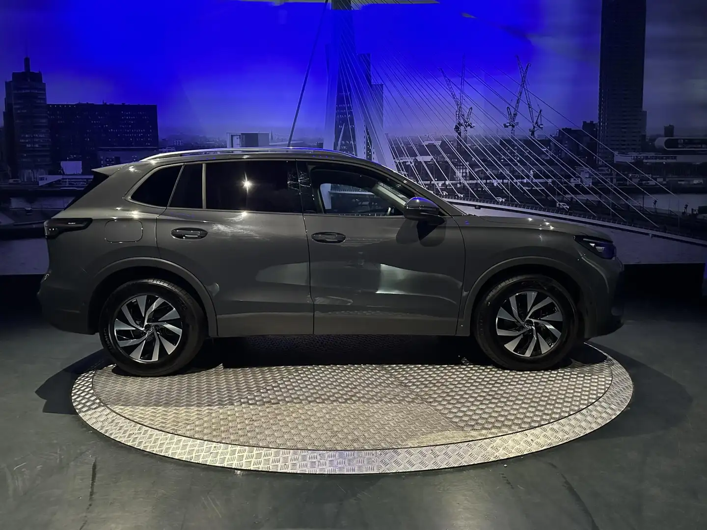 Volkswagen Tiguan 1.5 eTSI Life Edition *WinterPack*LEDPlus*Keyless* Grijs - 2
