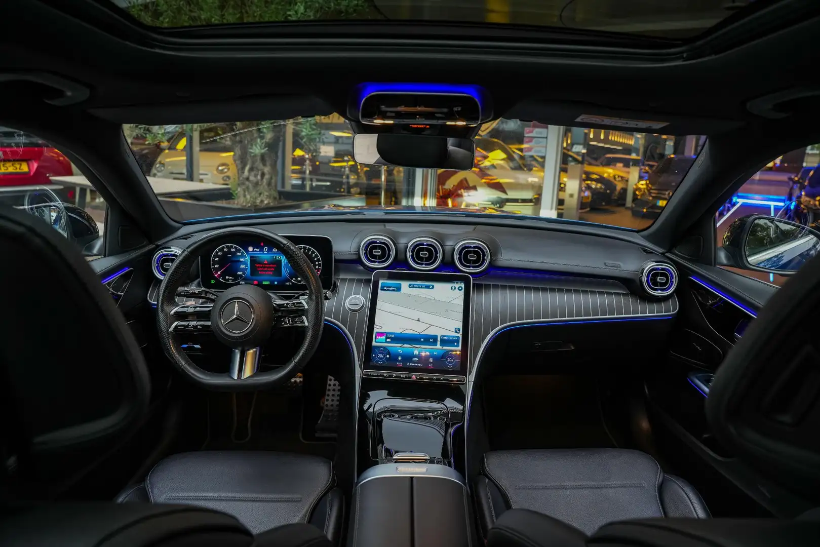 Mercedes-Benz C 300 e AMG Line Panoramadak Full Ambient Adapt. Cruise Blauw - 2