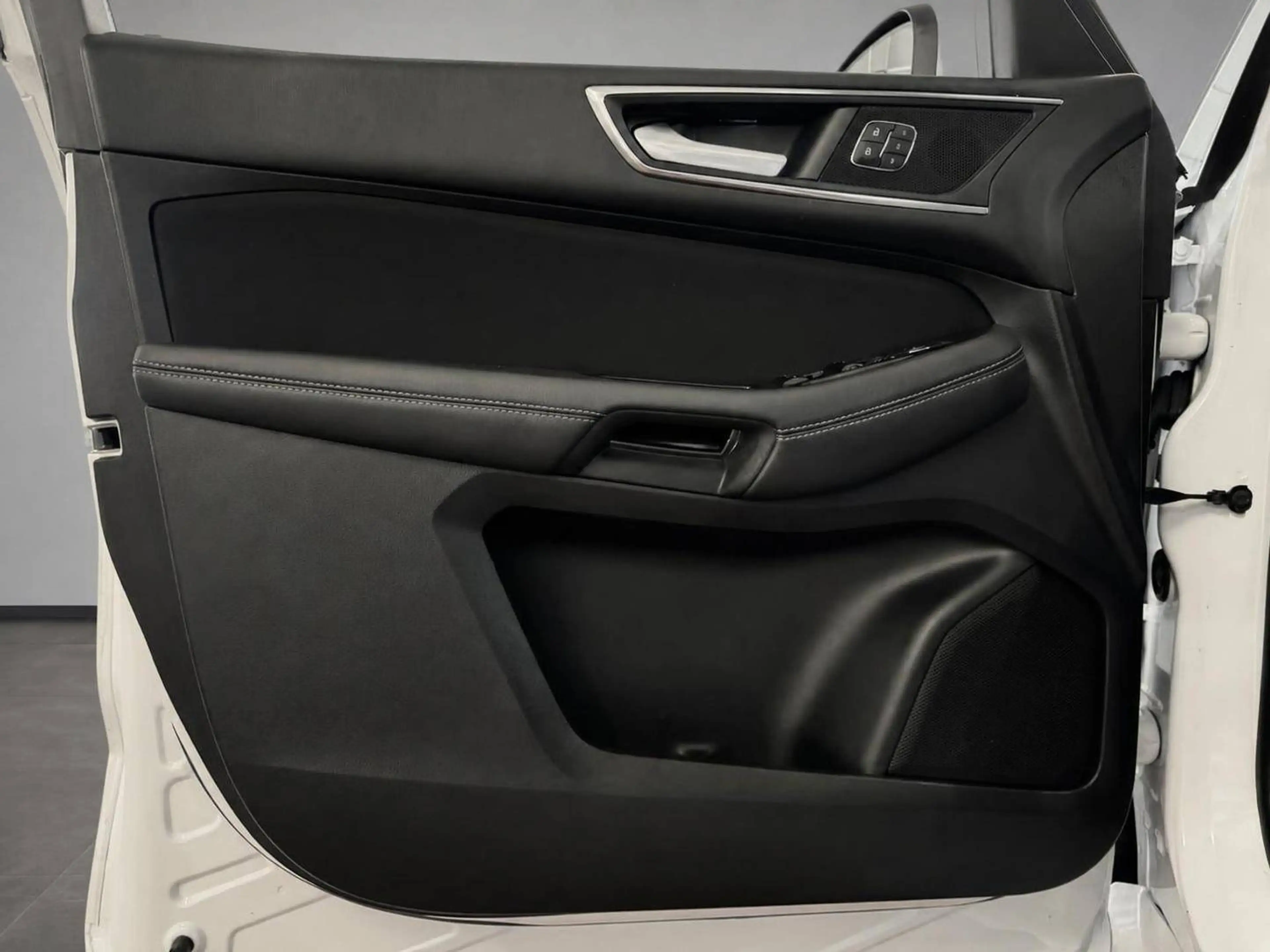 Ford S-Max Titanium — photo 13