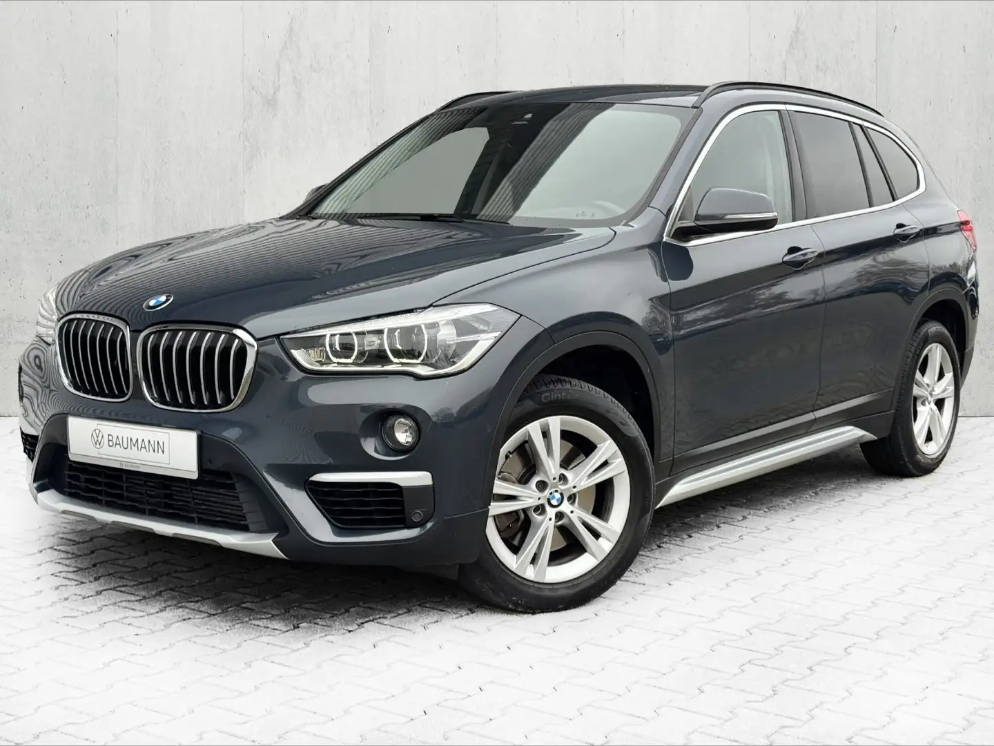 BMW X1 sDrive 20 i xLine *NAVI*LED*H&K*HUD* Grau - 2