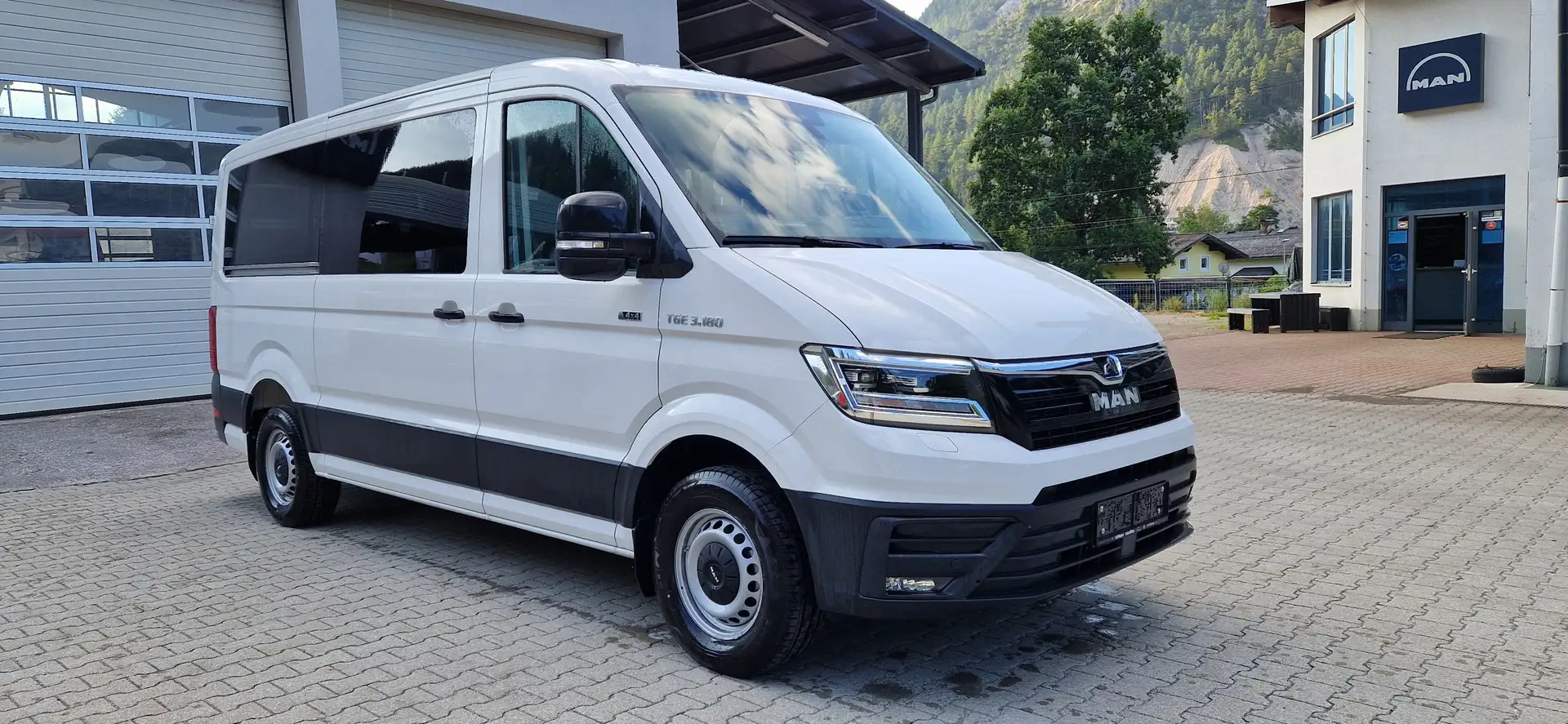 MAN TGE TGE 3.180 Kombi L1H1 4x4 Aut. Blanc - 2