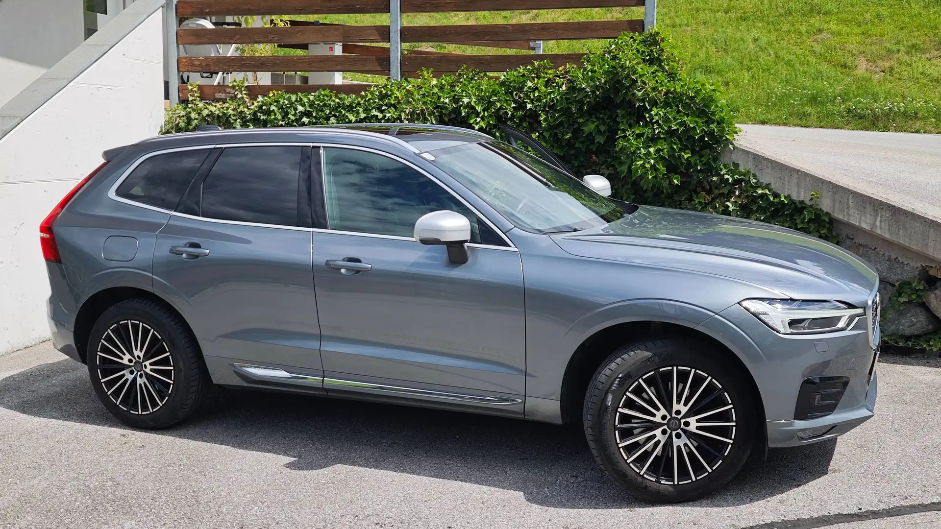 Volvo XC60 XC60 D4 Momentum Pro AWD Geartronic , AHK elektr., Hub-Schiebed., Luftfed. , Head-up, Licht-Park-Wi.-Paket., 8-fach So/Wi Grau - 2