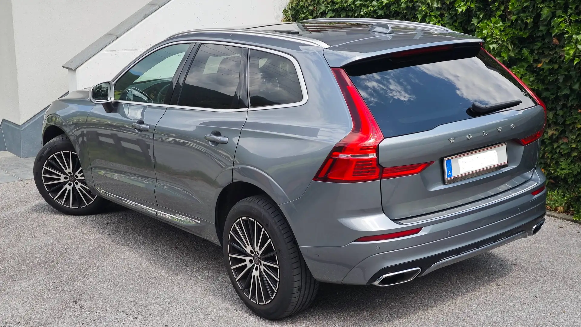 Volvo XC60 XC60 D4 Momentum Pro AWD Geartronic , AHK elektr., Hub-Schiebed., Luftfed. , Head-up, Licht-Park-Wi.-Paket., 8-fach So/Wi Grau - 1