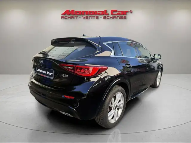 Infiniti Q30 view 6
