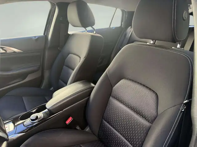 Infiniti Q30 view 11