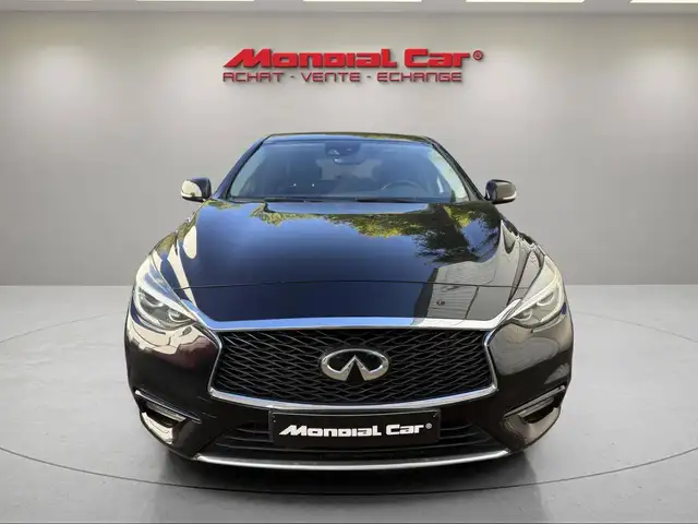 Infiniti Q30 view 3
