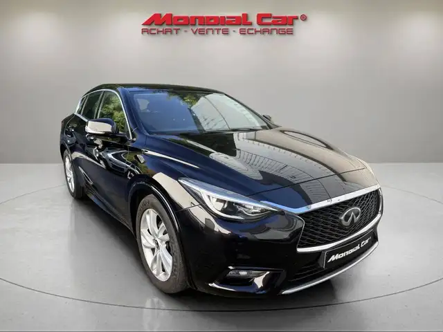 Infiniti Q30 view 4