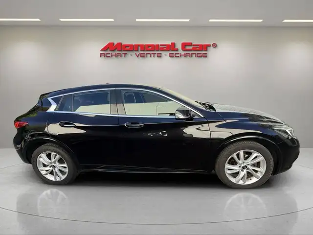 Infiniti Q30 view 5