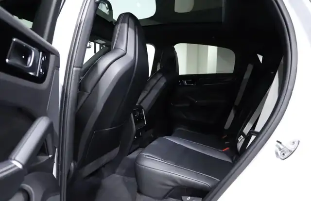 Porsche Cayenne view 12