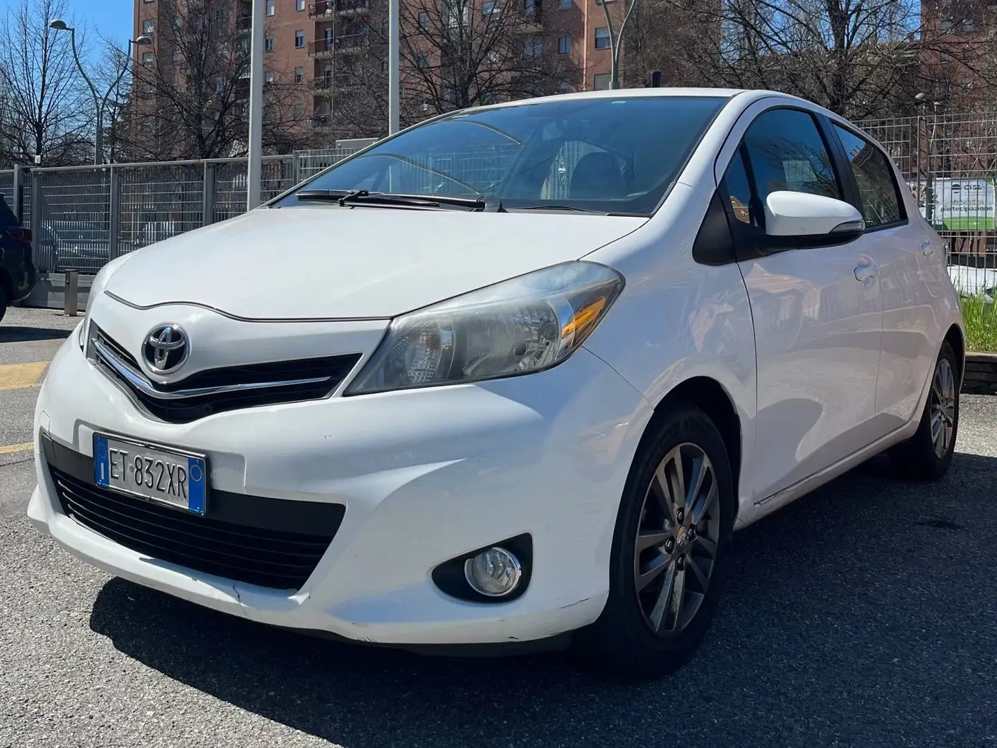 Toyota Yaris Yaris III 2011 5p 1.0 Active Bílá - 1