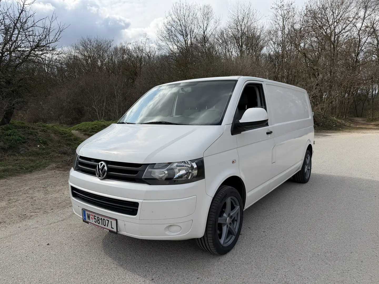 Volkswagen Transporter T5 L2H1 2.0l VB Weiß - 1