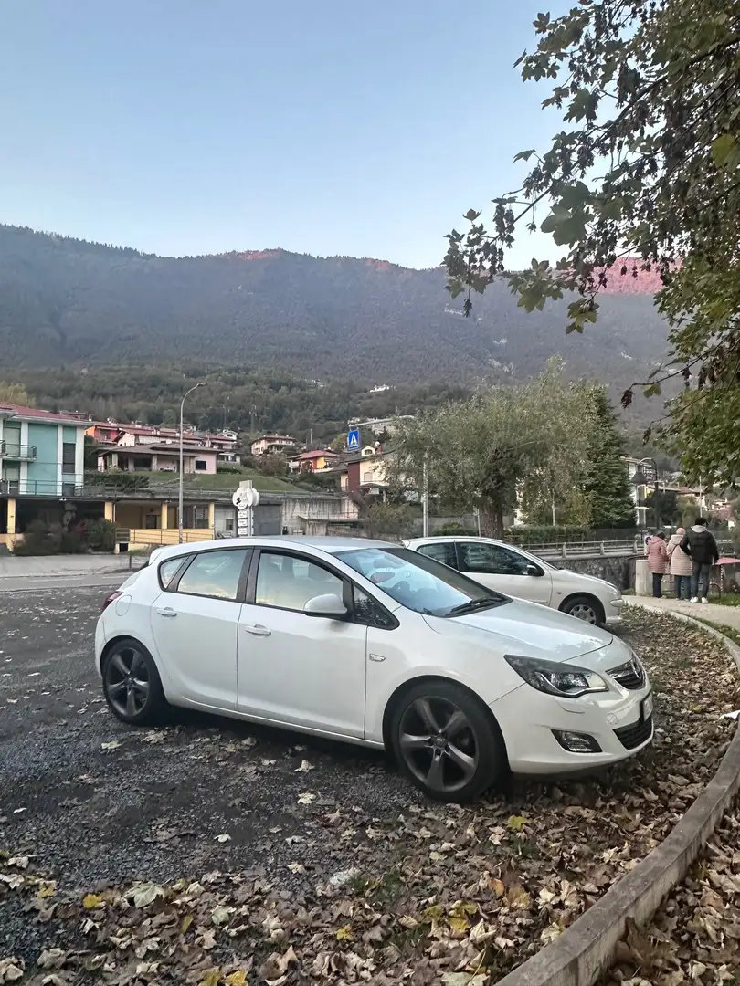 Opel Astra 5p 1.6 turbo Cosmo S 180cv auto White - 1