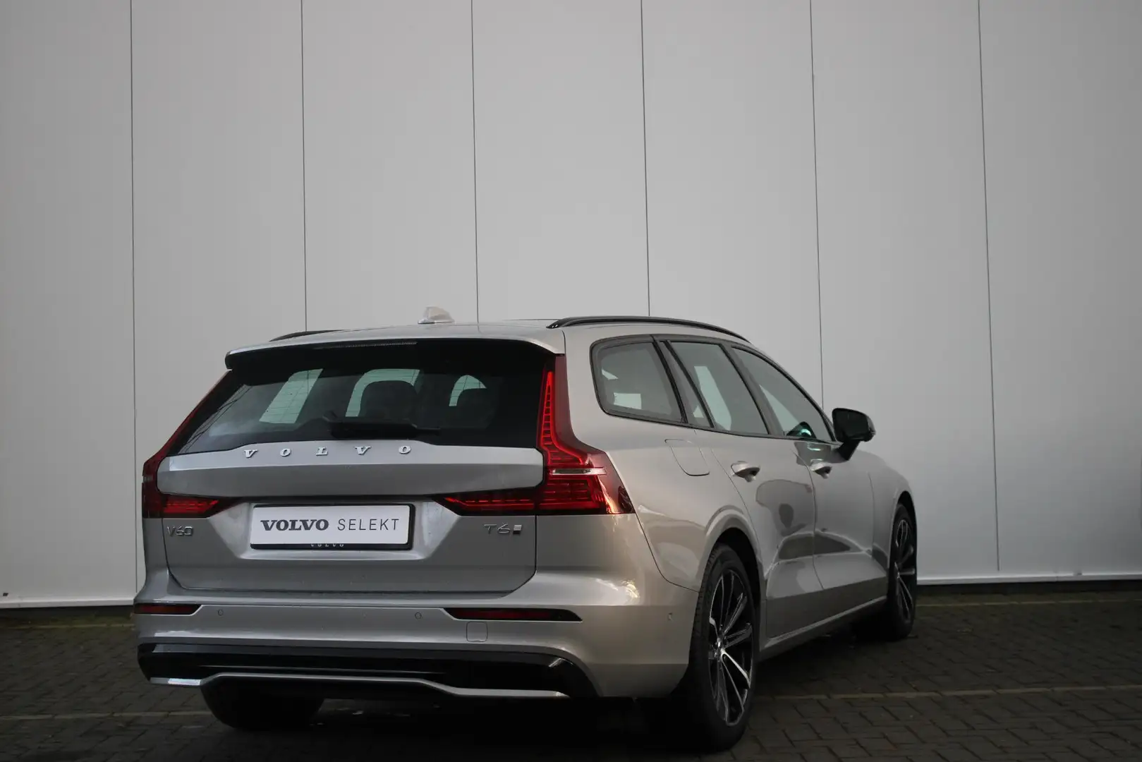 Volvo V60 T6 350PK AUT8 AWD Plus Dark | Panoramadak | Trekha Grijs - 2