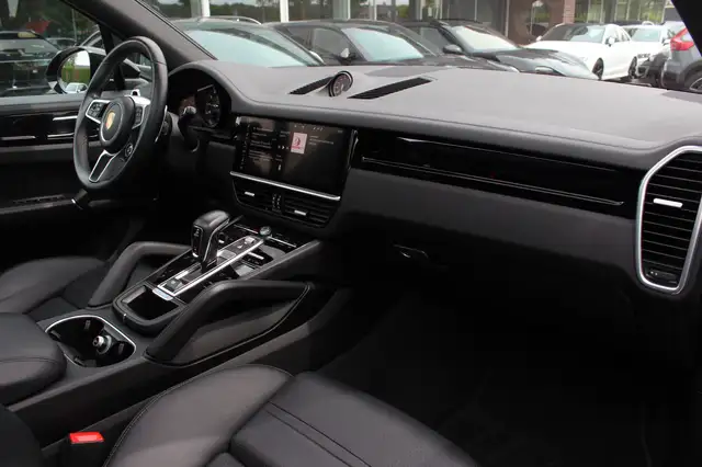 Porsche Cayenne view 13