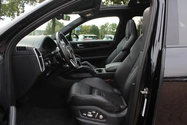 Porsche Cayenne view 10