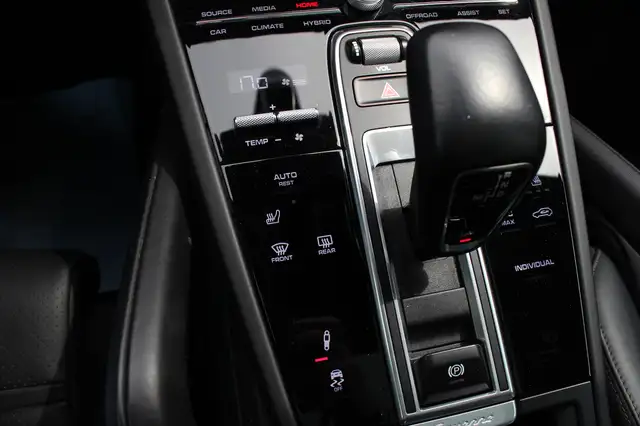 Porsche Cayenne view 27