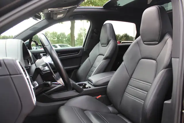 Porsche Cayenne view 4