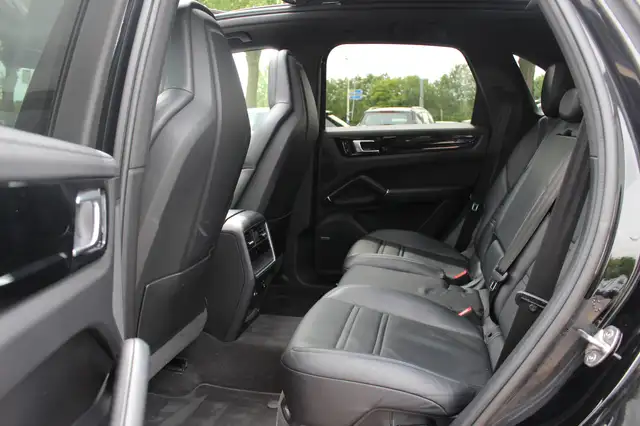 Porsche Cayenne view 11
