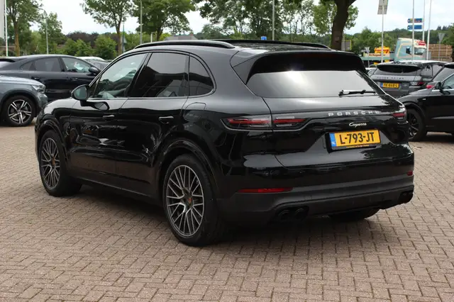 Porsche Cayenne view 3
