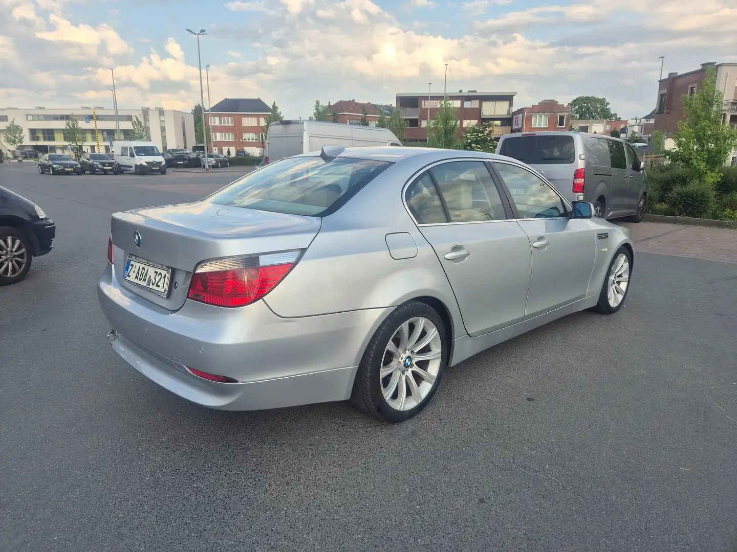 BMW 525 525iA boîte automatique TOP OCCASION Gris - 2