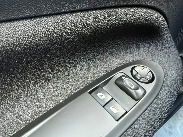 DS Automobiles DS 3 view 8