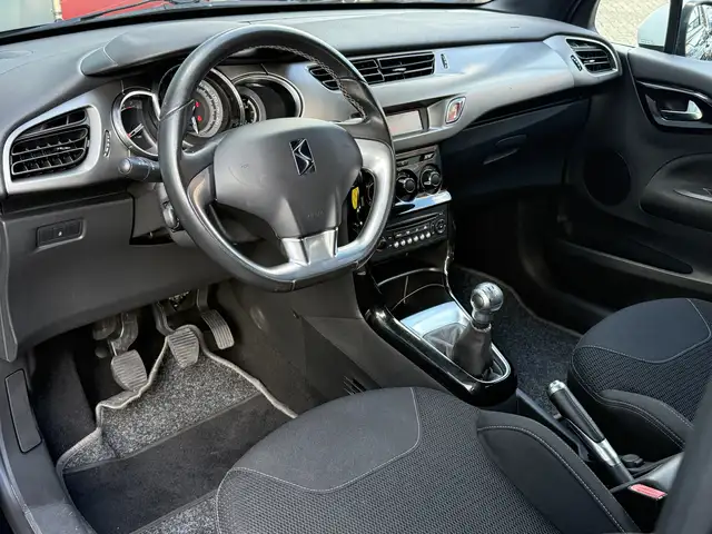 DS Automobiles DS 3 view 4