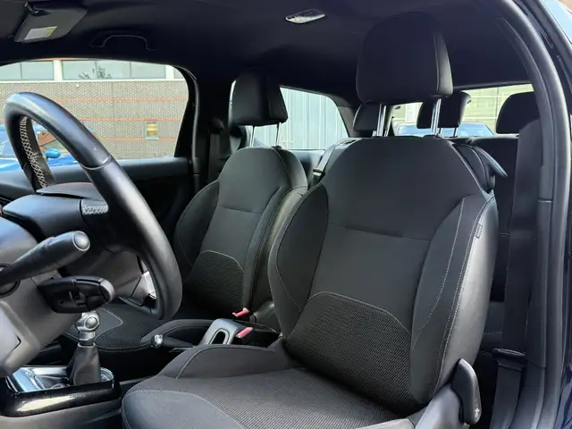 DS Automobiles DS 3 view 5