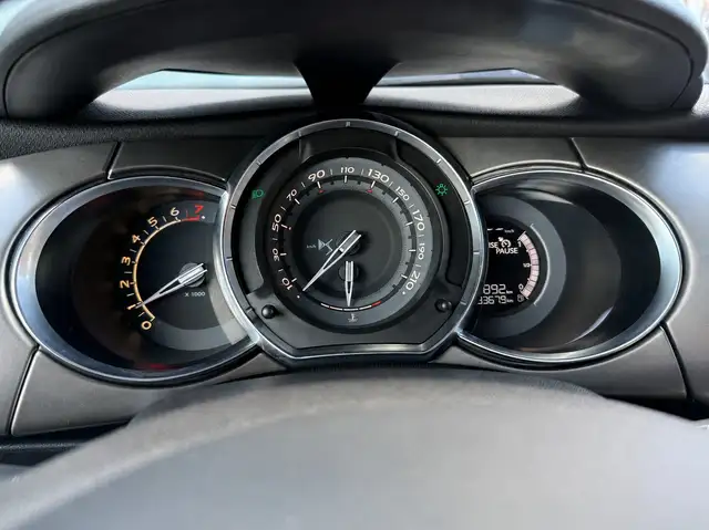 DS Automobiles DS 3 view 13