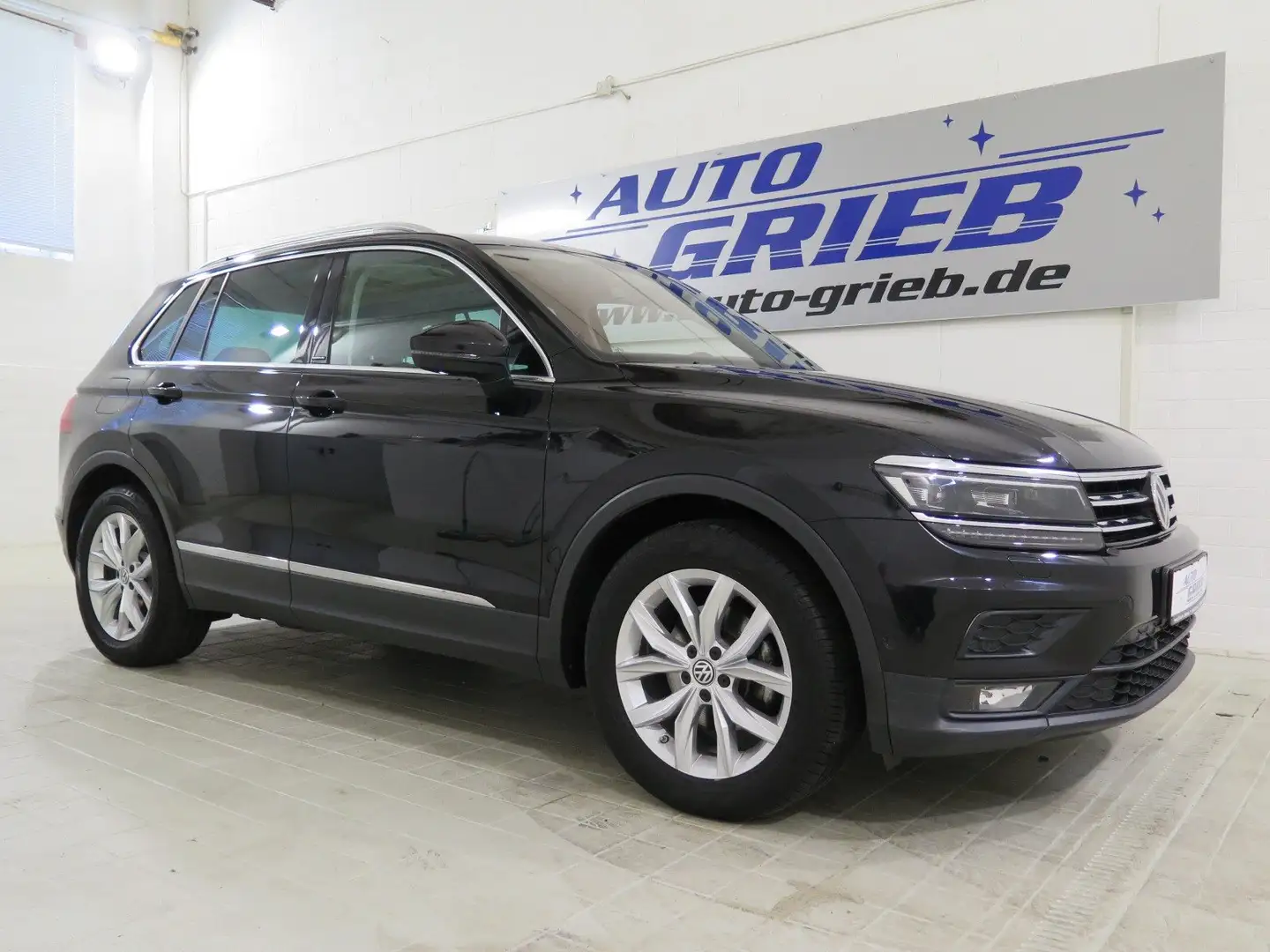 Volkswagen Tiguan IQ.DRIVE, LED, AHK, Panod, Navi, App, ACC Schwarz - 1