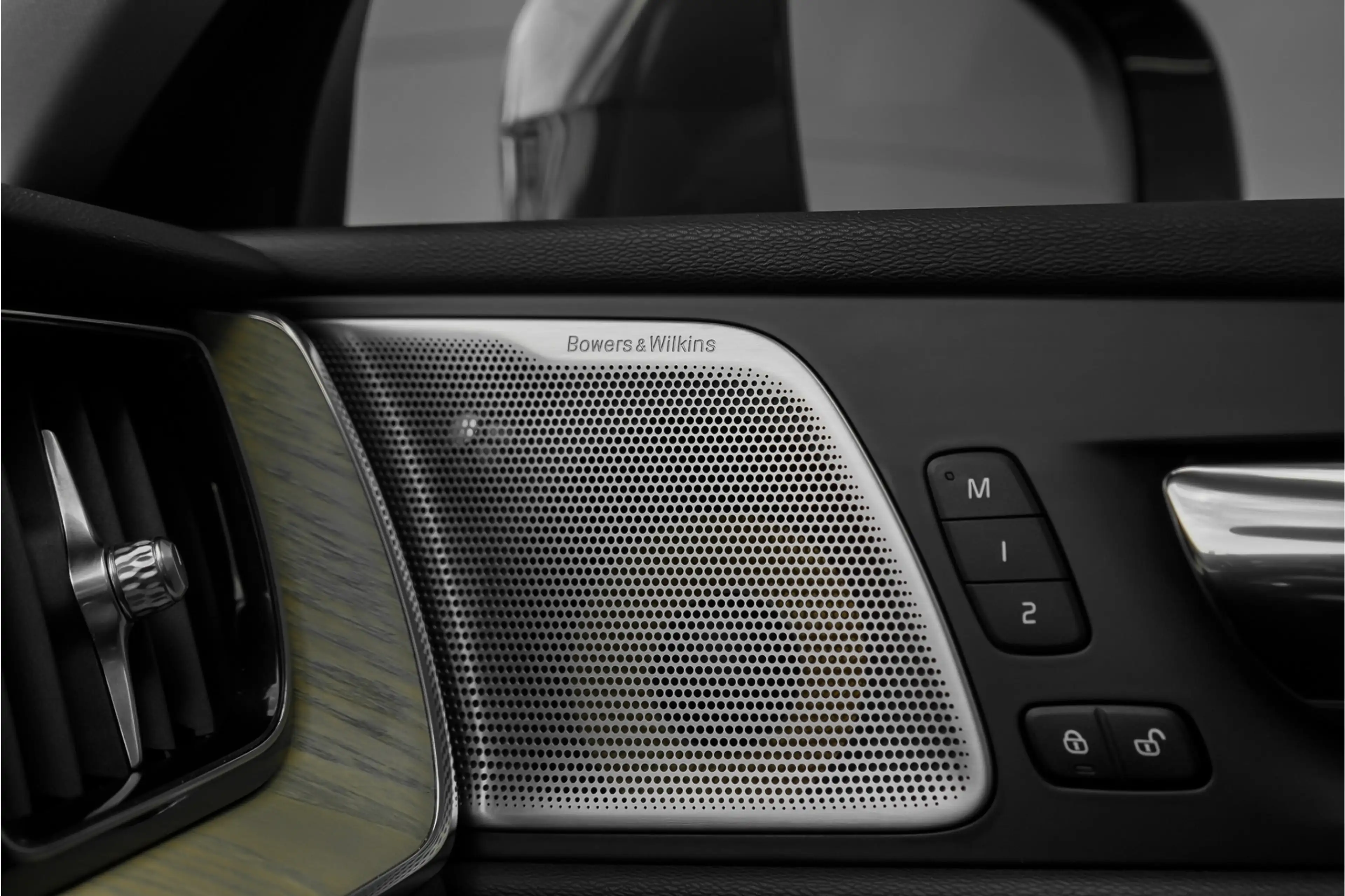 Volvo XC60 2.0 T8 Twin Engine AWD Inscription Pano CarPlay Ca — photo 28