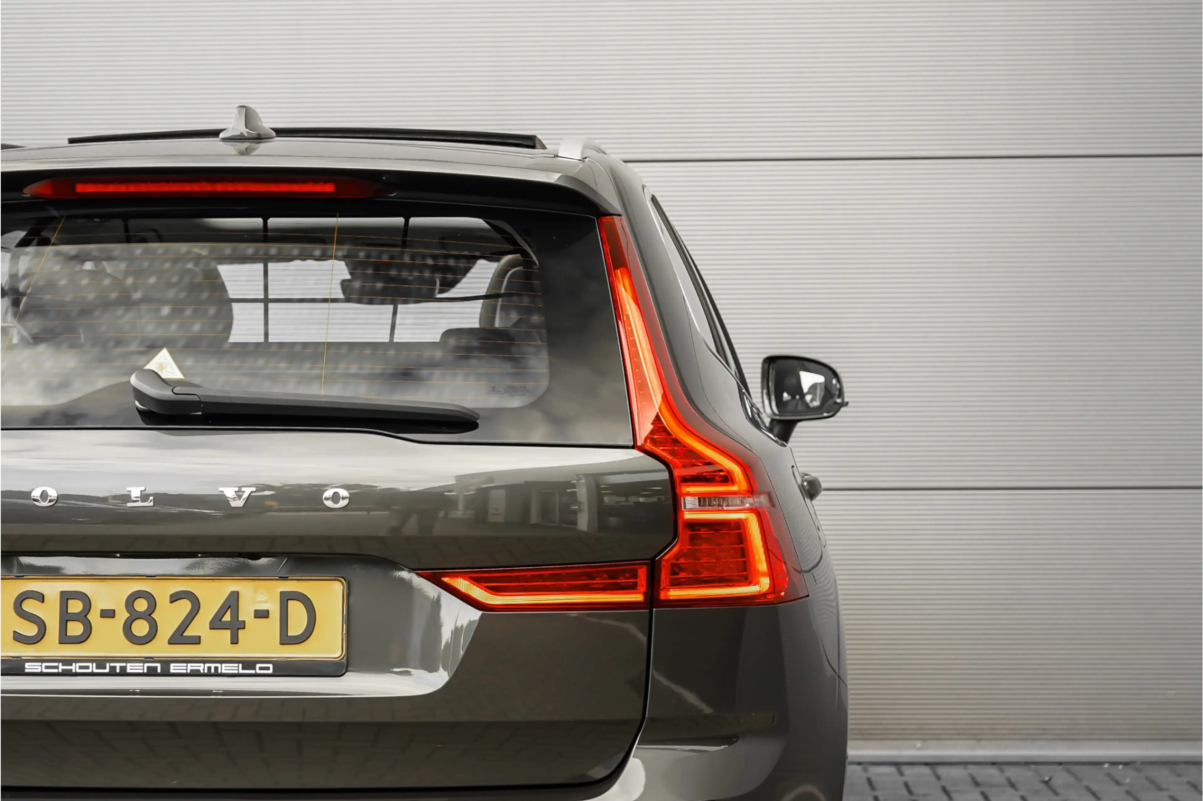 Volvo XC60 2.0 T8 Twin Engine AWD Inscription Pano CarPlay Ca — photo 19