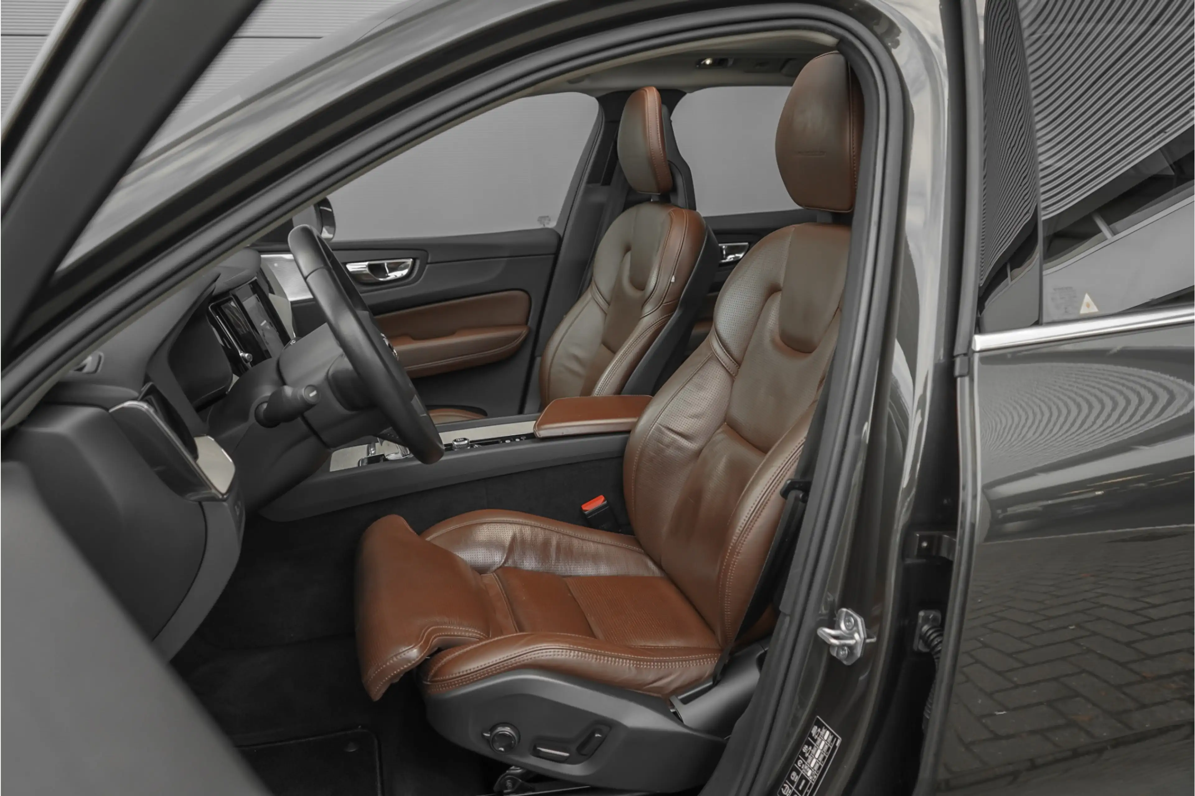 Volvo XC60 2.0 T8 Twin Engine AWD Inscription Pano CarPlay Ca — photo 5