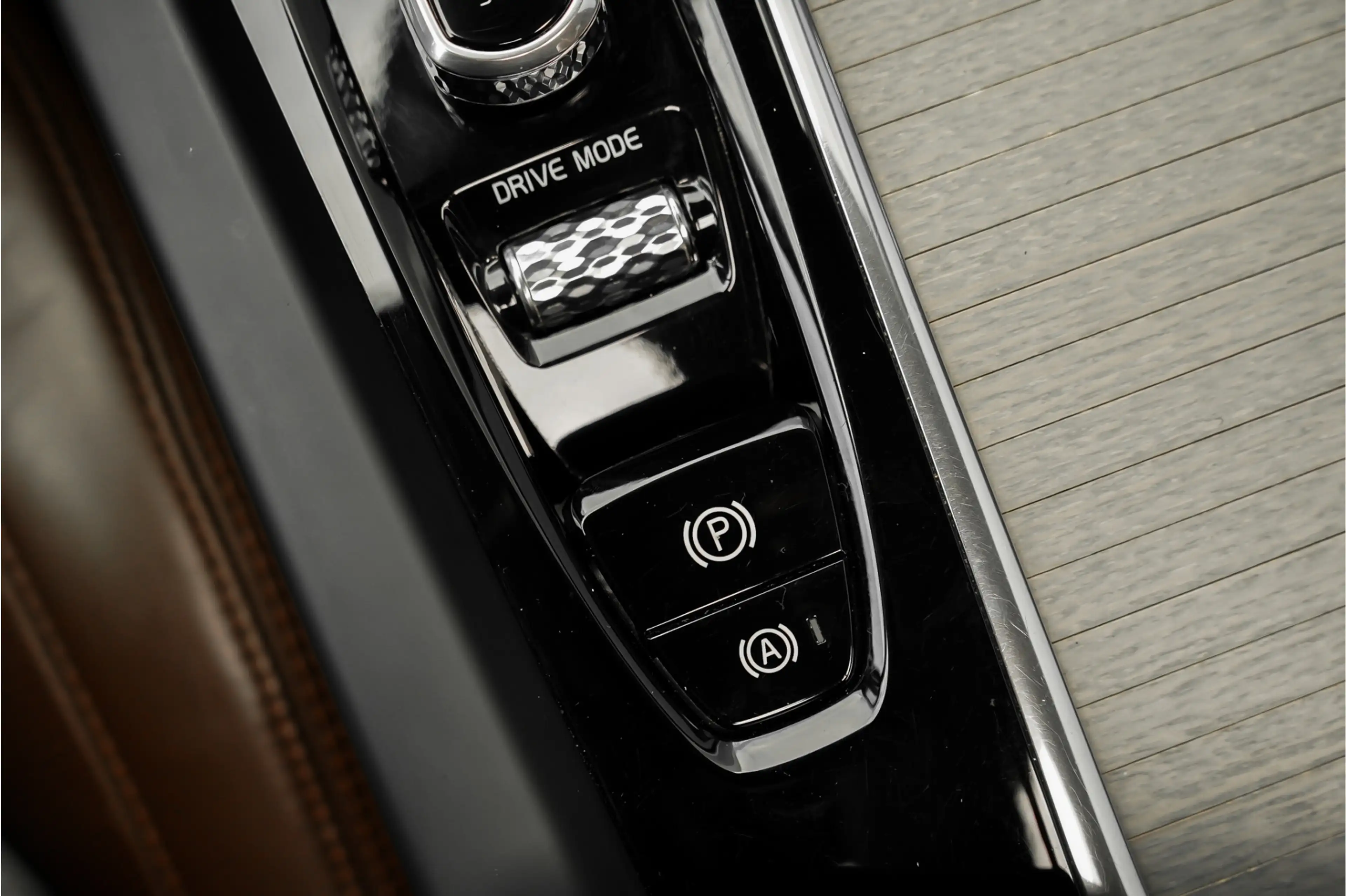 Volvo XC60 2.0 T8 Twin Engine AWD Inscription Pano CarPlay Ca — photo 42