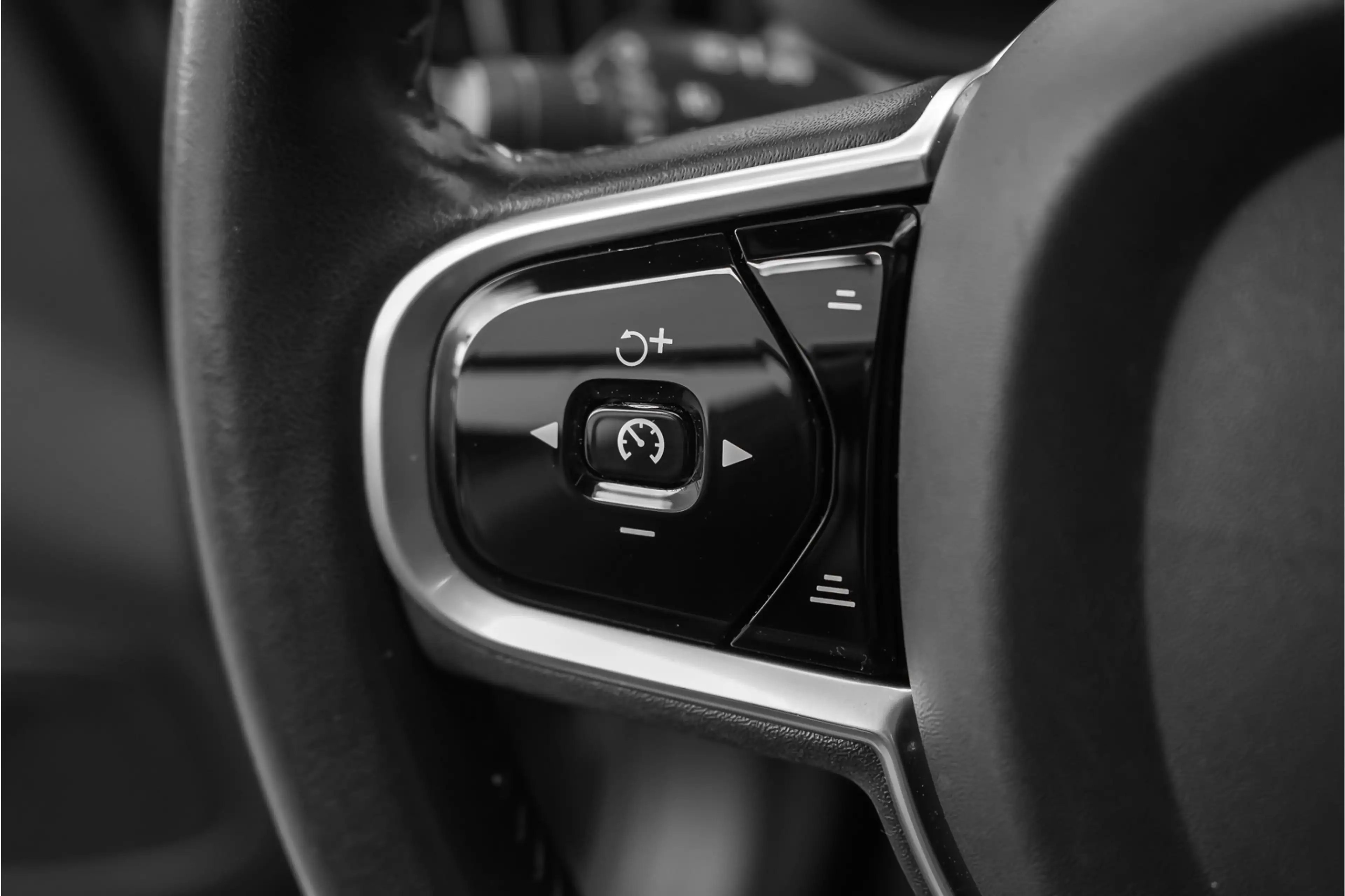 Volvo XC60 2.0 T8 Twin Engine AWD Inscription Pano CarPlay Ca — photo 47