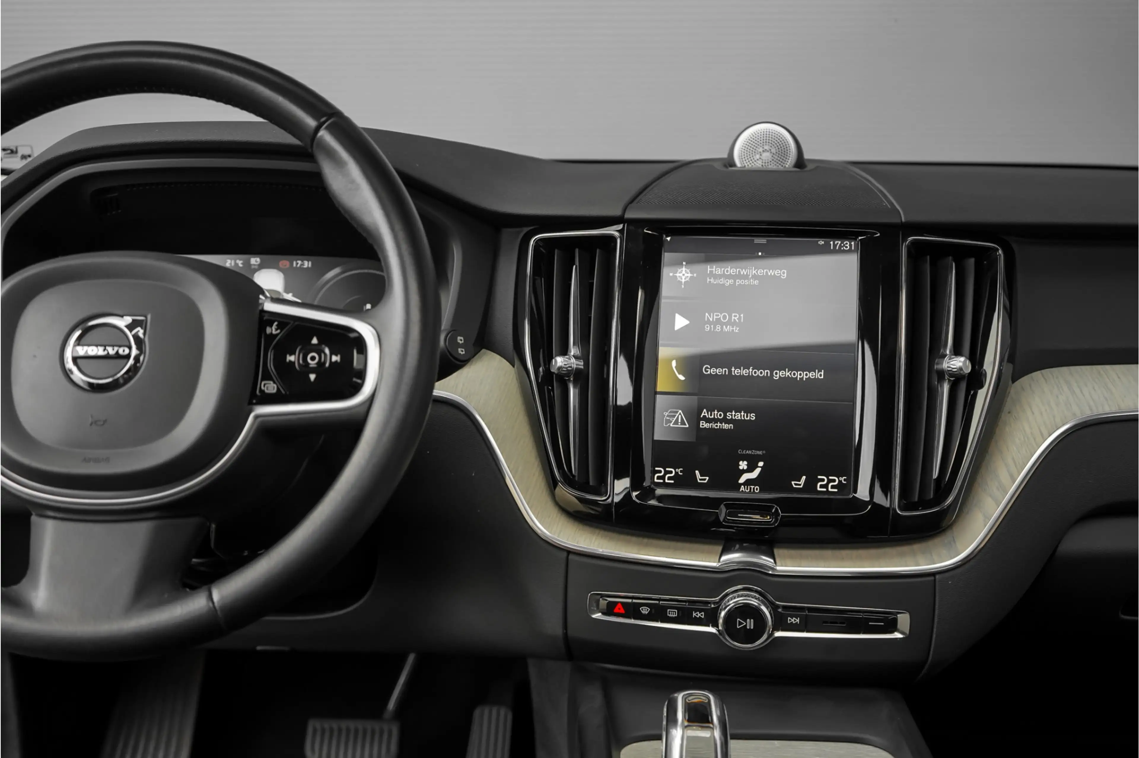 Volvo XC60 2.0 T8 Twin Engine AWD Inscription Pano CarPlay Ca — photo 26