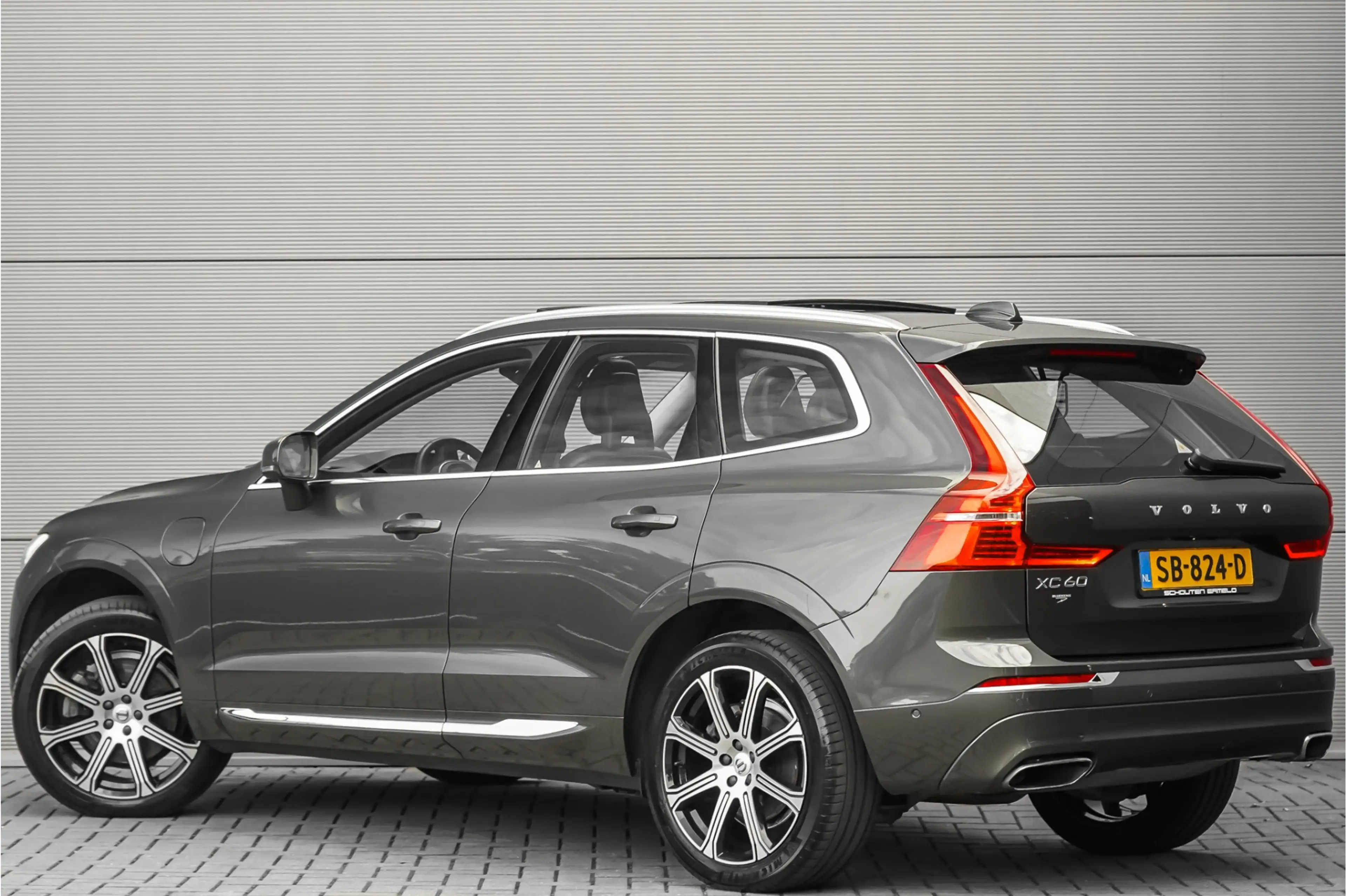 Volvo XC60 2.0 T8 Twin Engine AWD Inscription Pano CarPlay Ca — photo 15