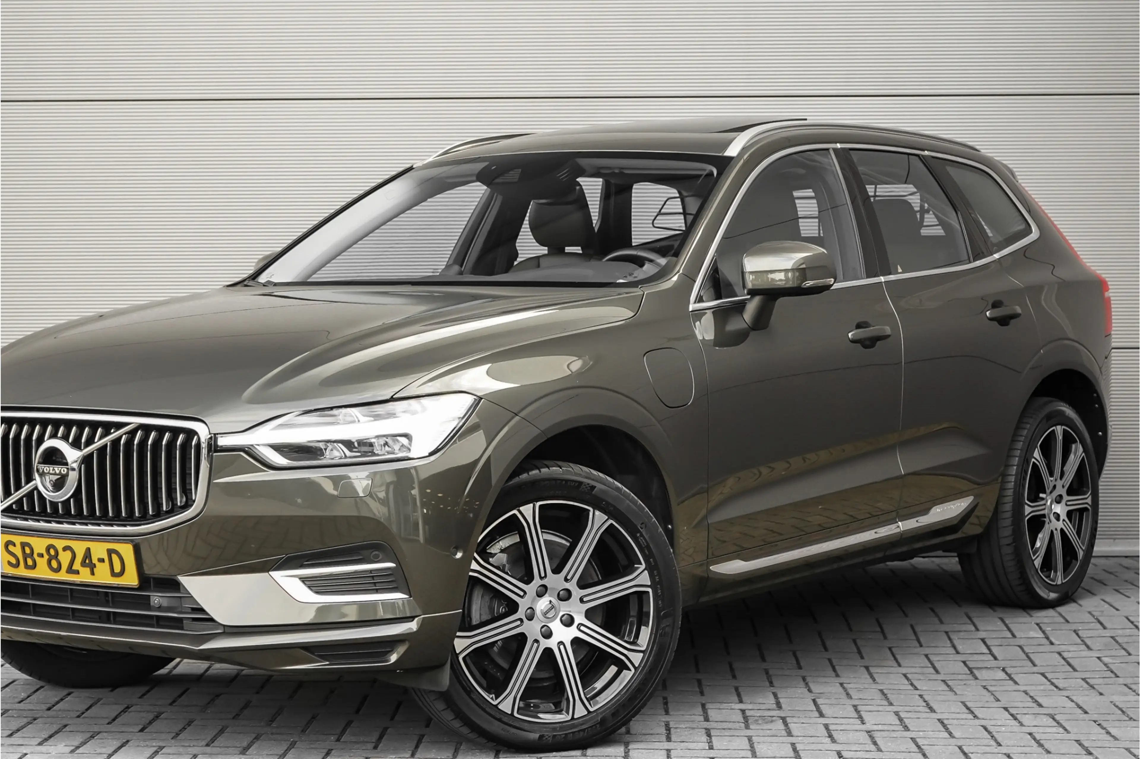 Volvo XC60 2.0 T8 Twin Engine AWD Inscription Pano CarPlay Ca — photo 20