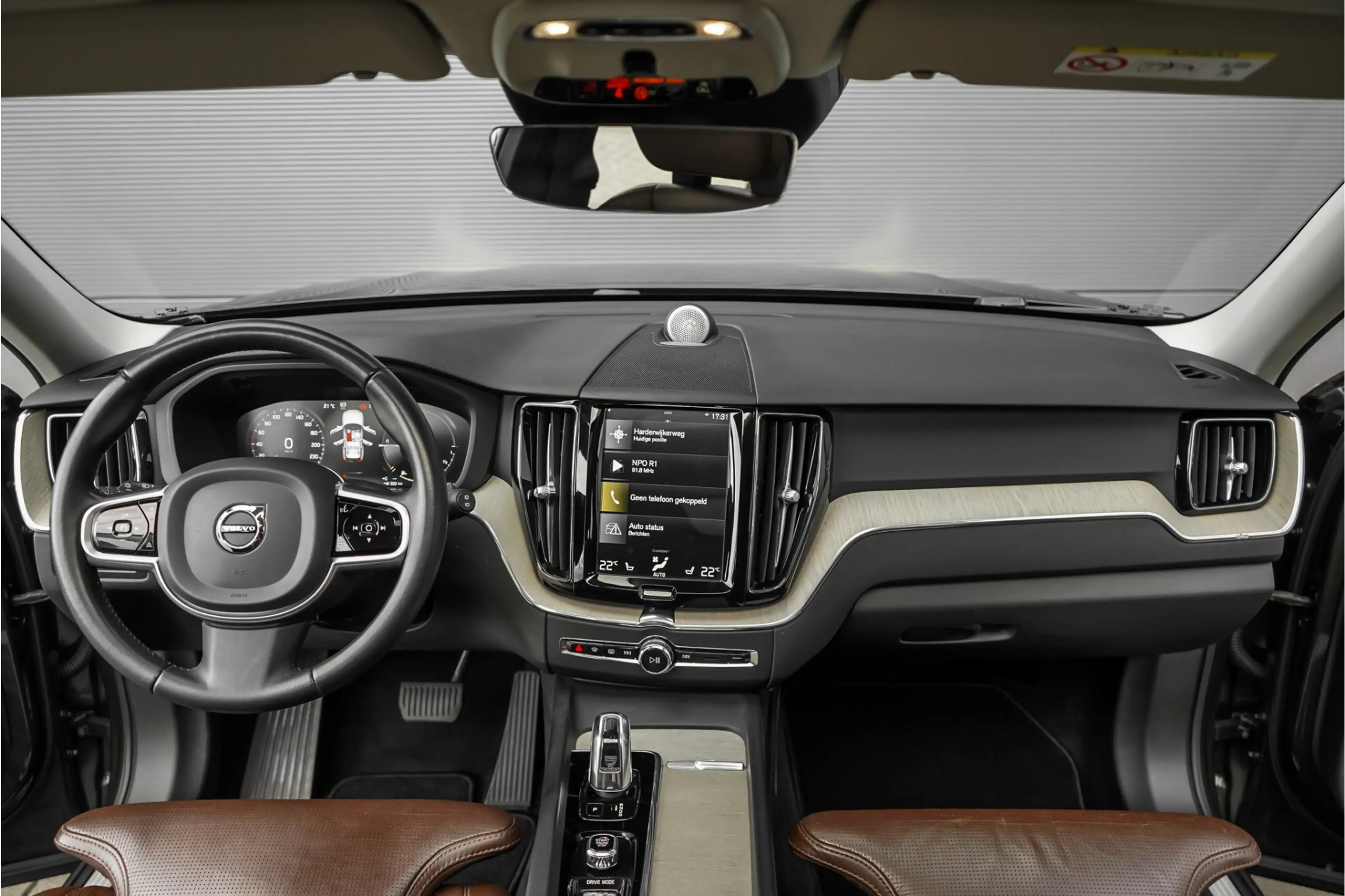 Volvo XC60 2.0 T8 Twin Engine AWD Inscription Pano CarPlay Ca — photo 2