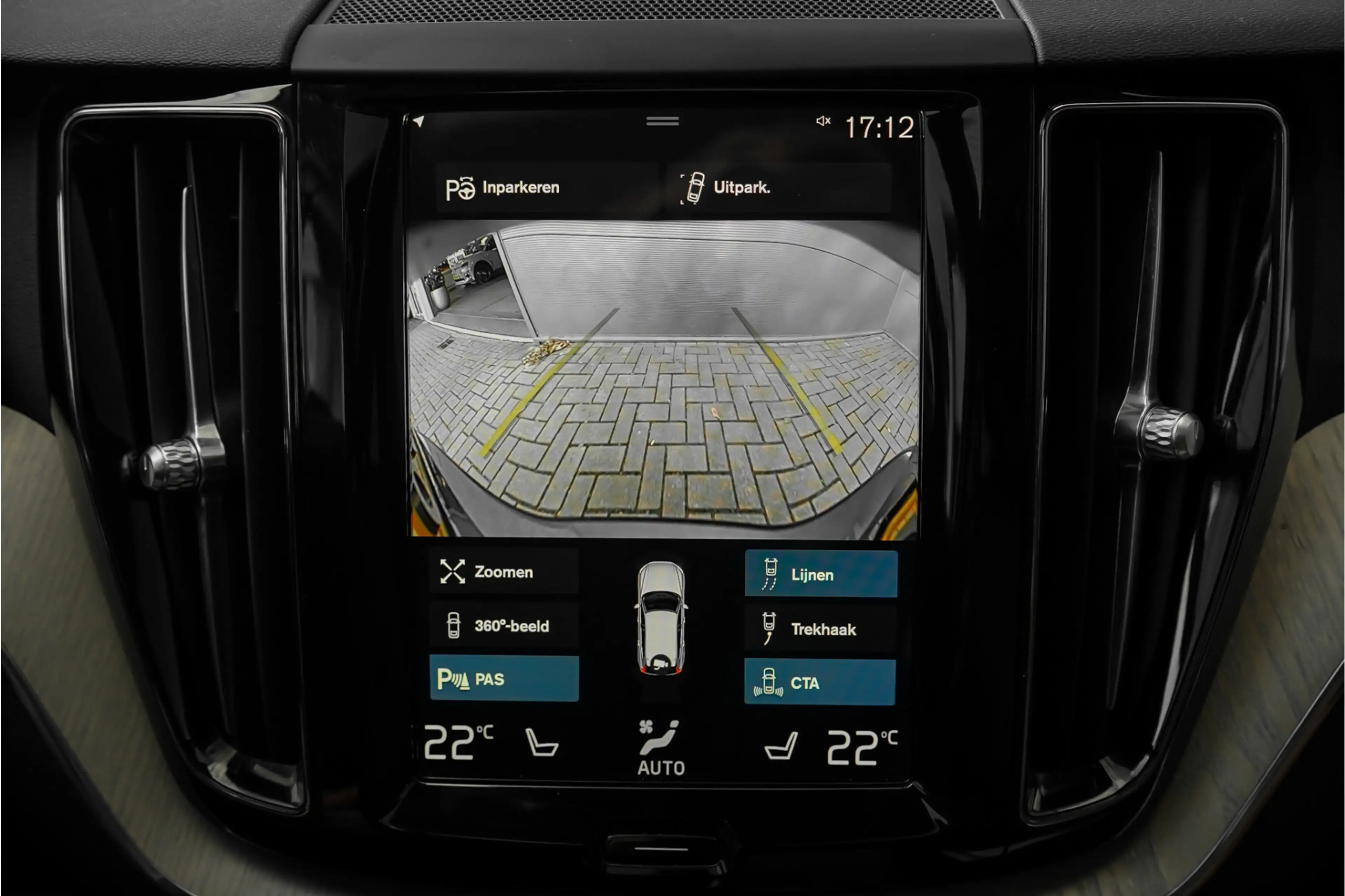 Volvo XC60 2.0 T8 Twin Engine AWD Inscription Pano CarPlay Ca — photo 29