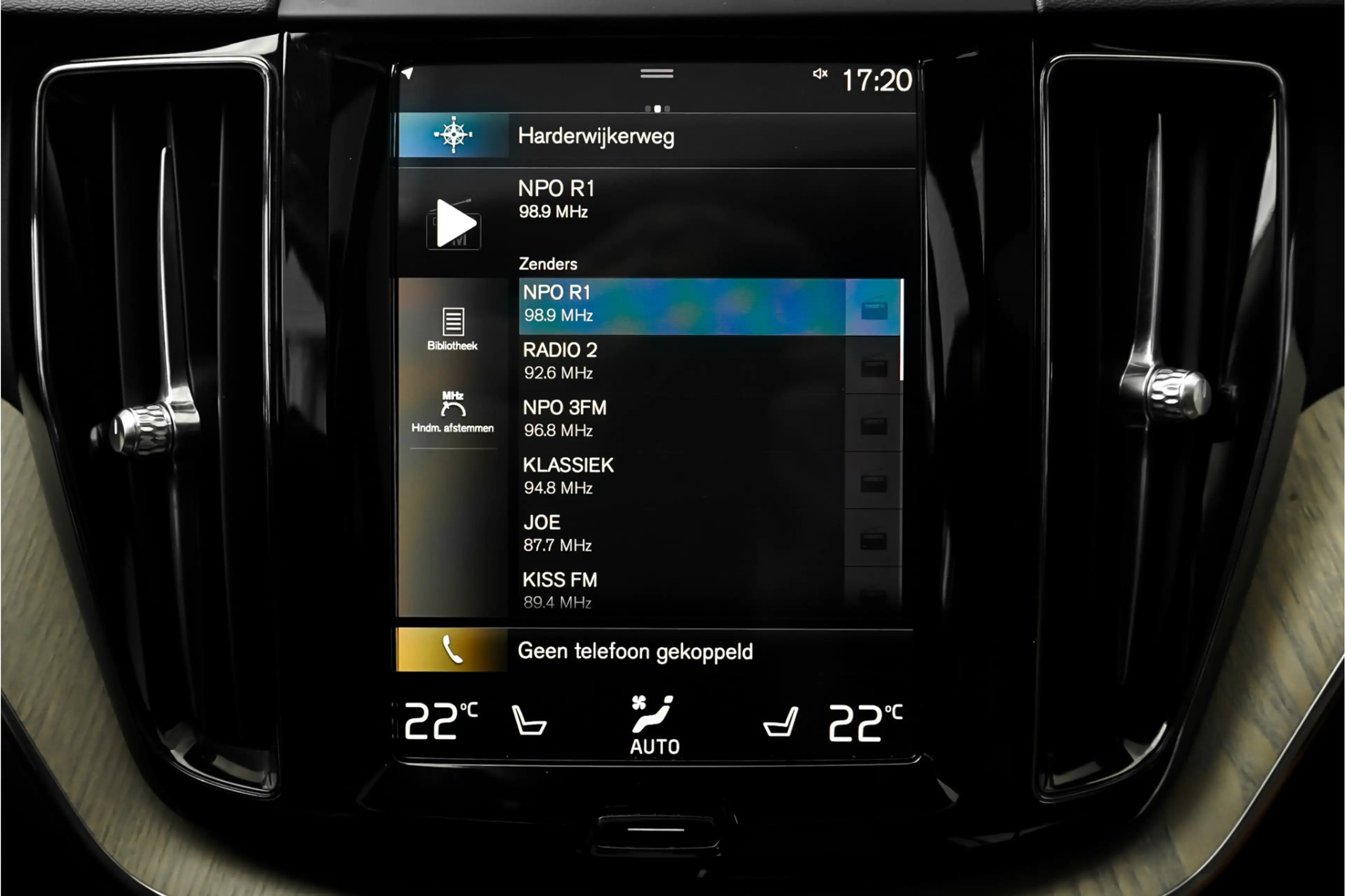 Volvo XC60 2.0 T8 Twin Engine AWD Inscription Pano CarPlay Ca — photo 32