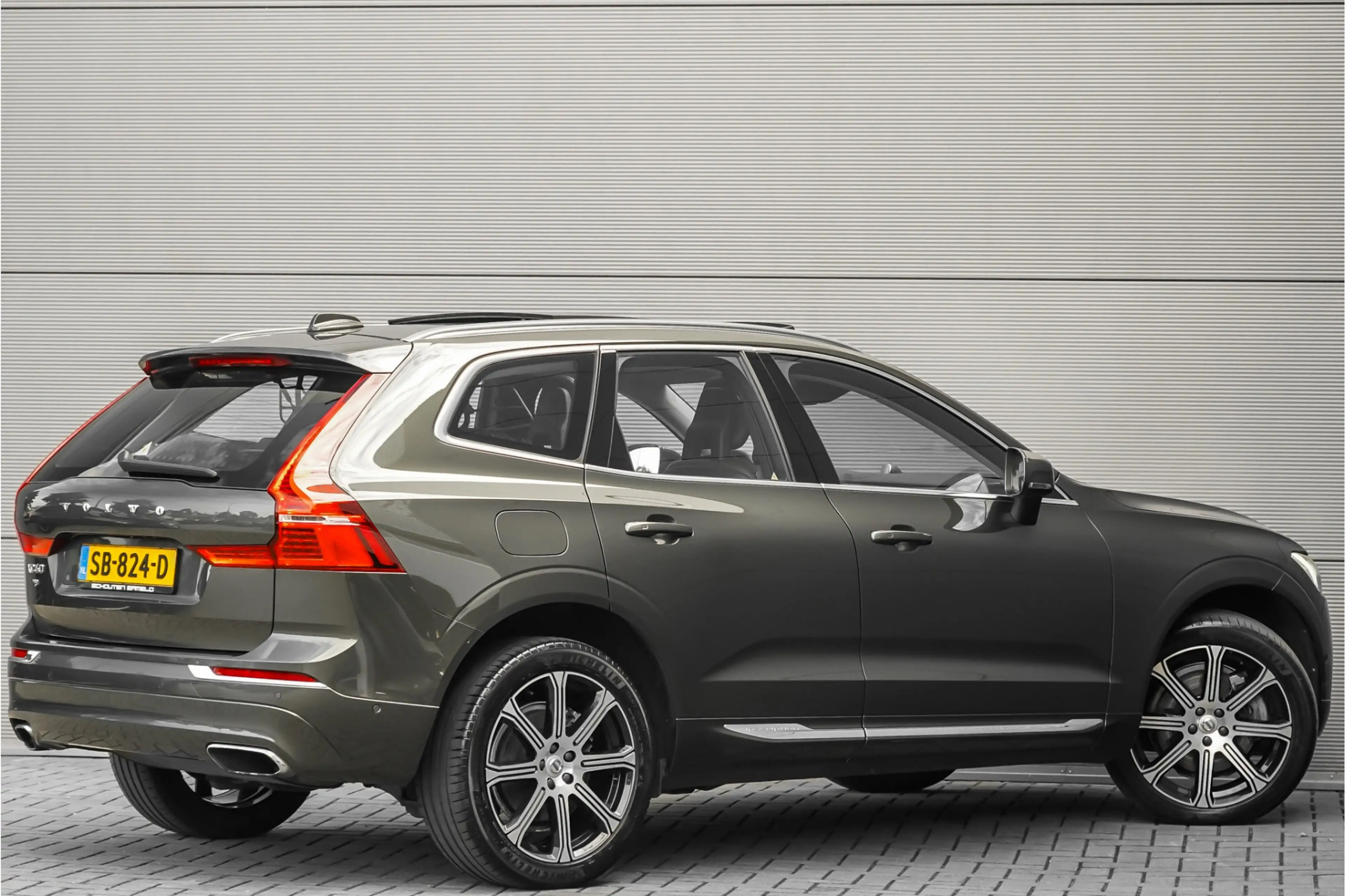 Volvo XC60 2.0 T8 Twin Engine AWD Inscription Pano CarPlay Ca — photo 17