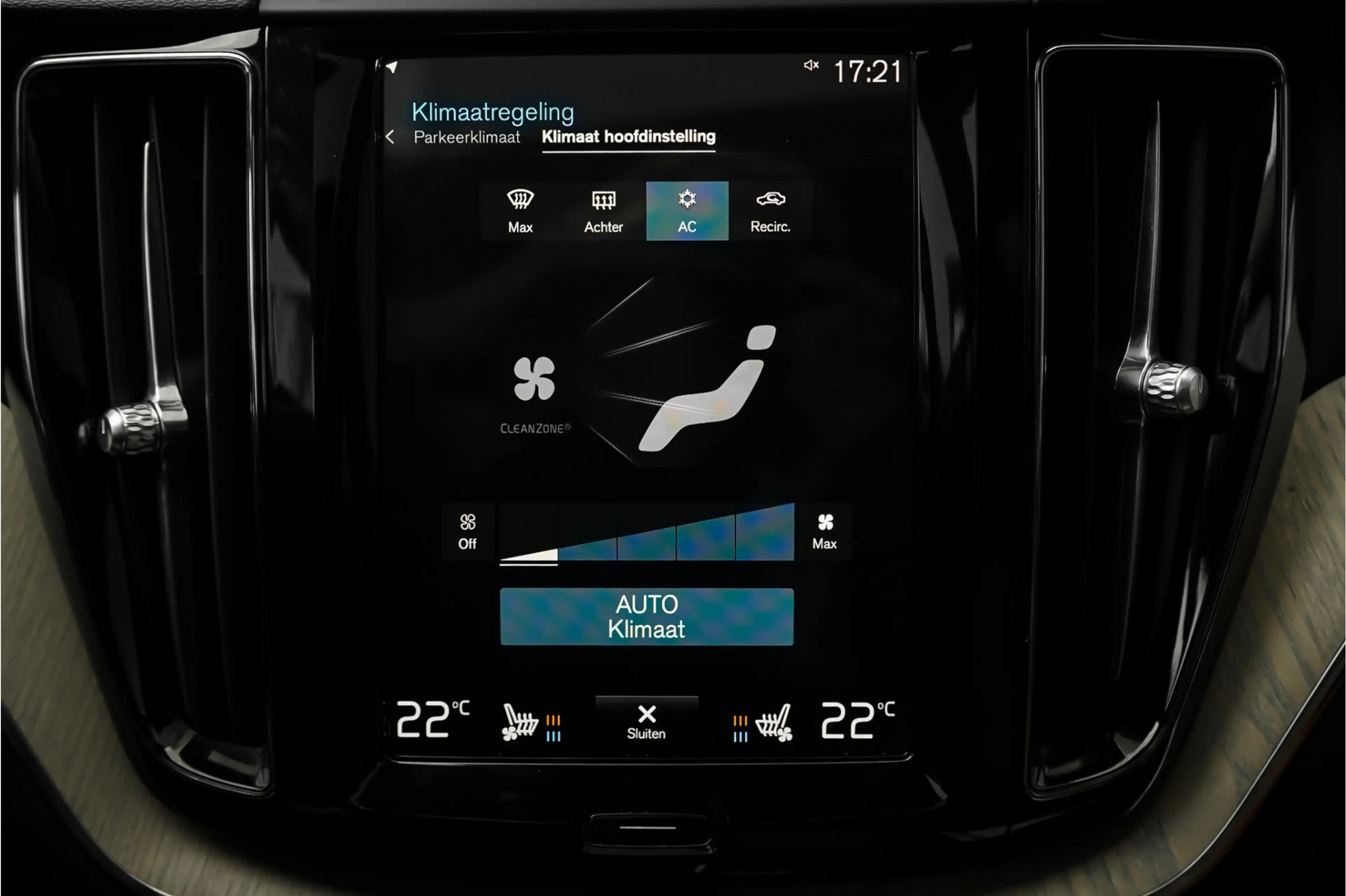 Volvo XC60 2.0 T8 Twin Engine AWD Inscription Pano CarPlay Ca — photo 33