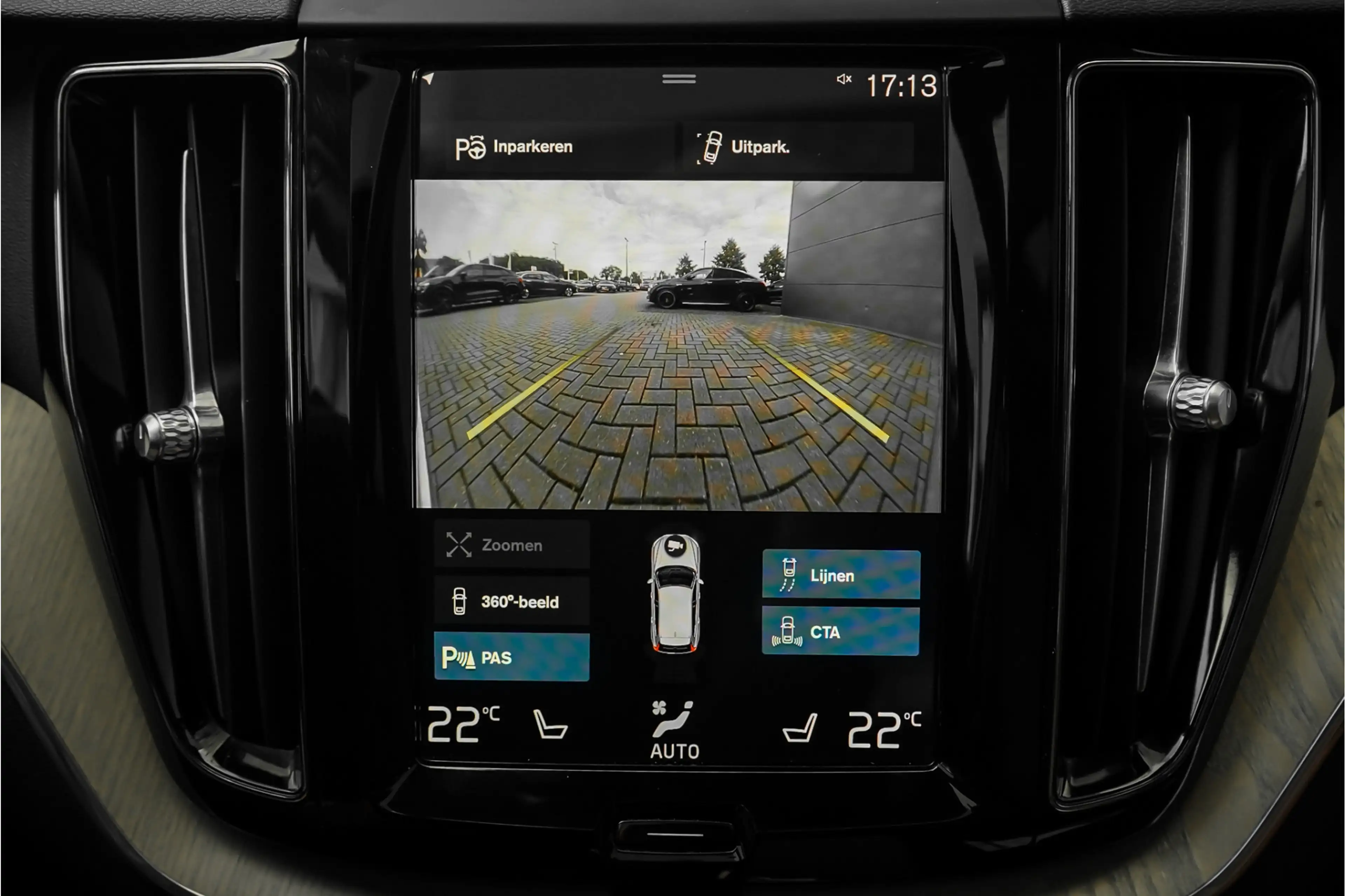 Volvo XC60 2.0 T8 Twin Engine AWD Inscription Pano CarPlay Ca — photo 30