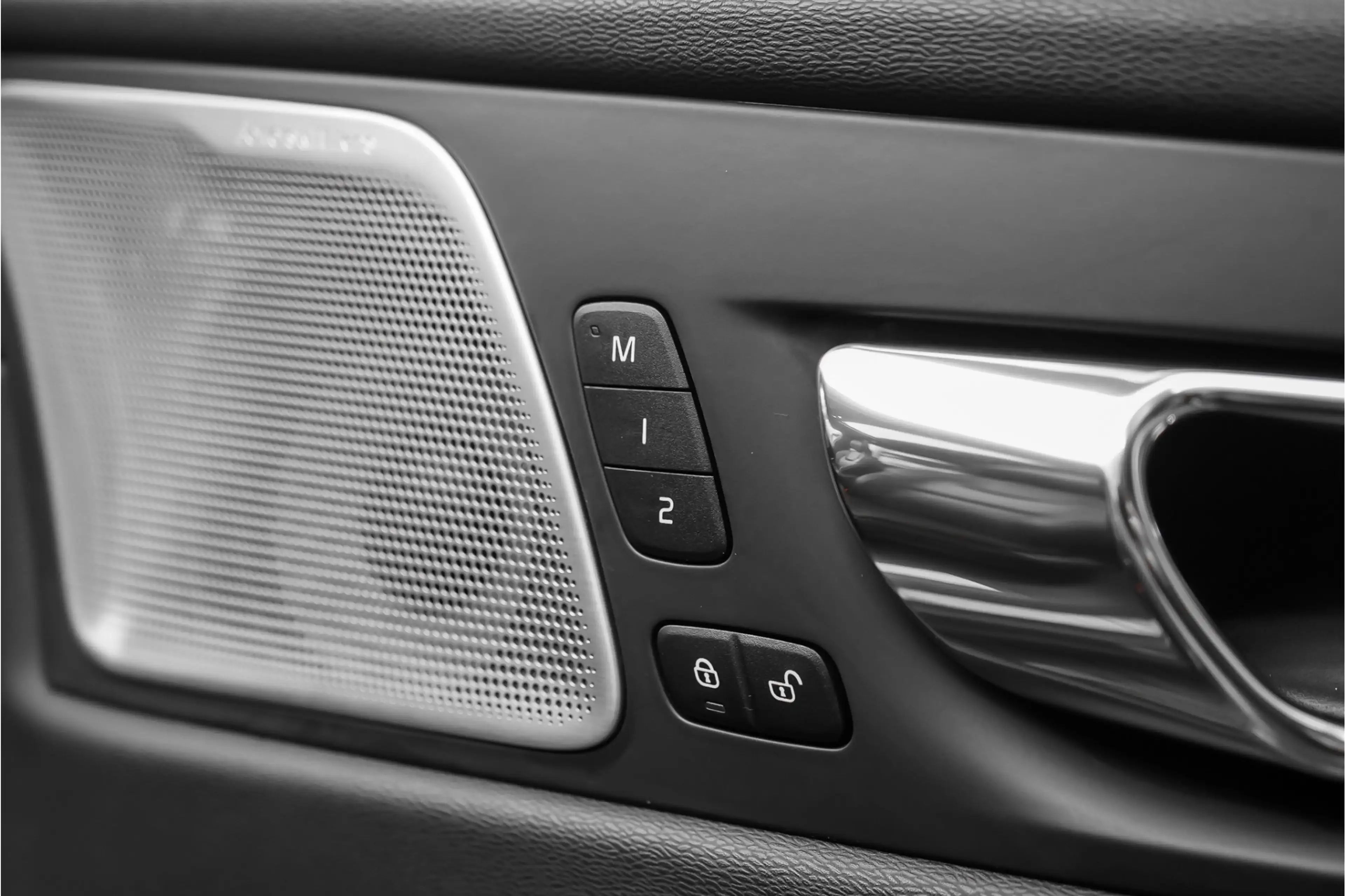 Volvo XC60 2.0 T8 Twin Engine AWD Inscription Pano CarPlay Ca — photo 46