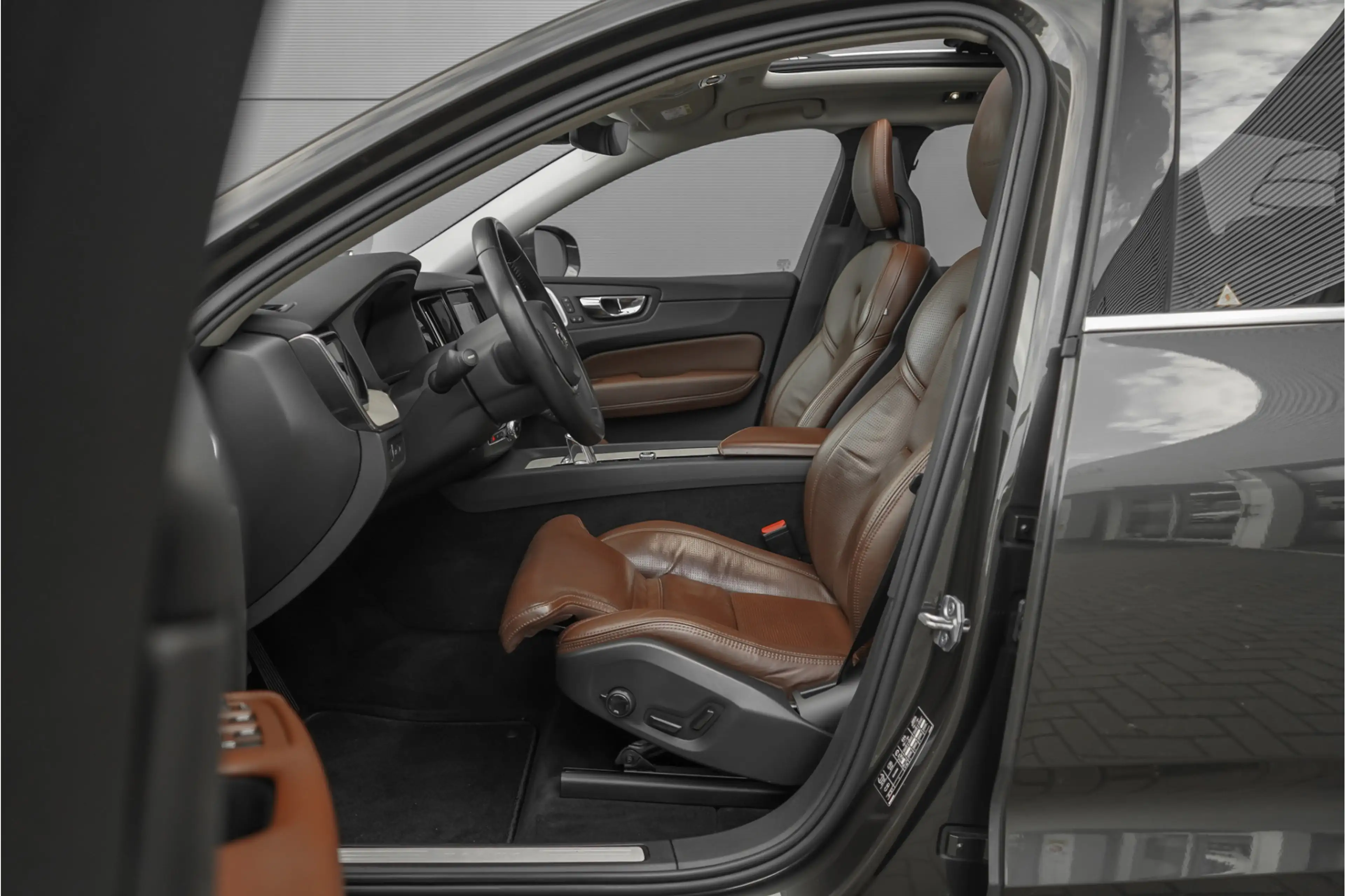 Volvo XC60 2.0 T8 Twin Engine AWD Inscription Pano CarPlay Ca — photo 4