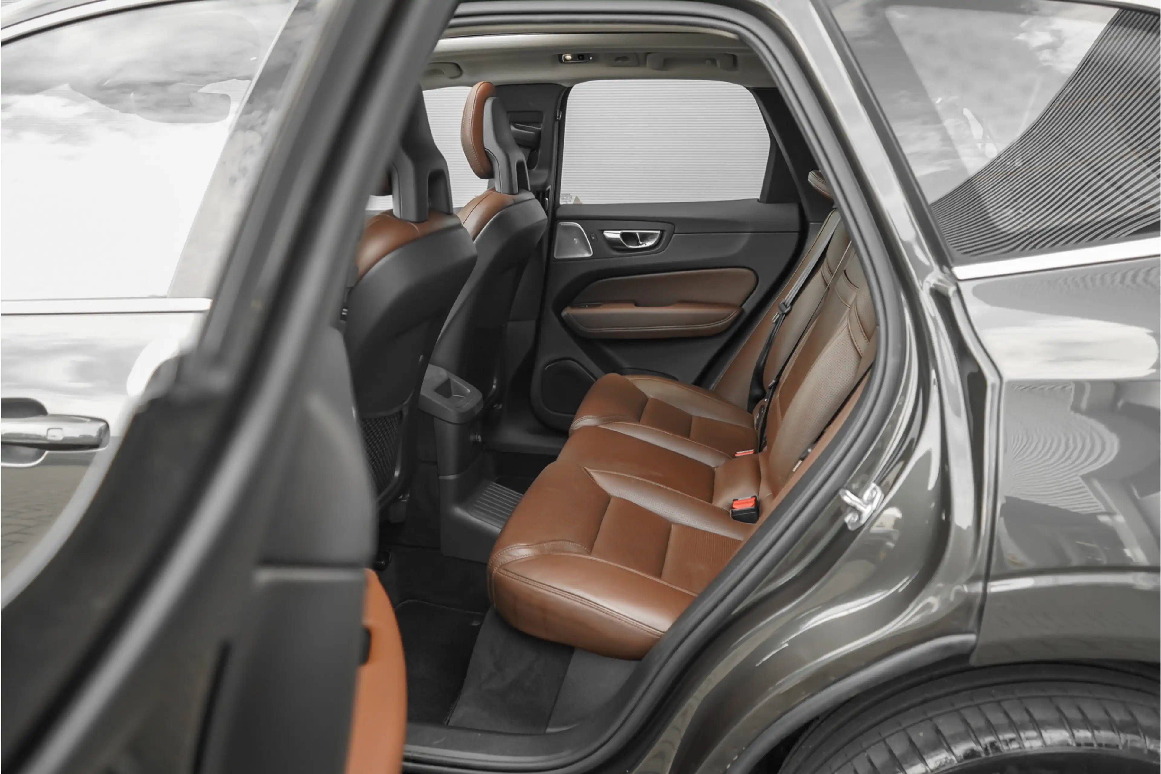 Volvo XC60 2.0 T8 Twin Engine AWD Inscription Pano CarPlay Ca — photo 6