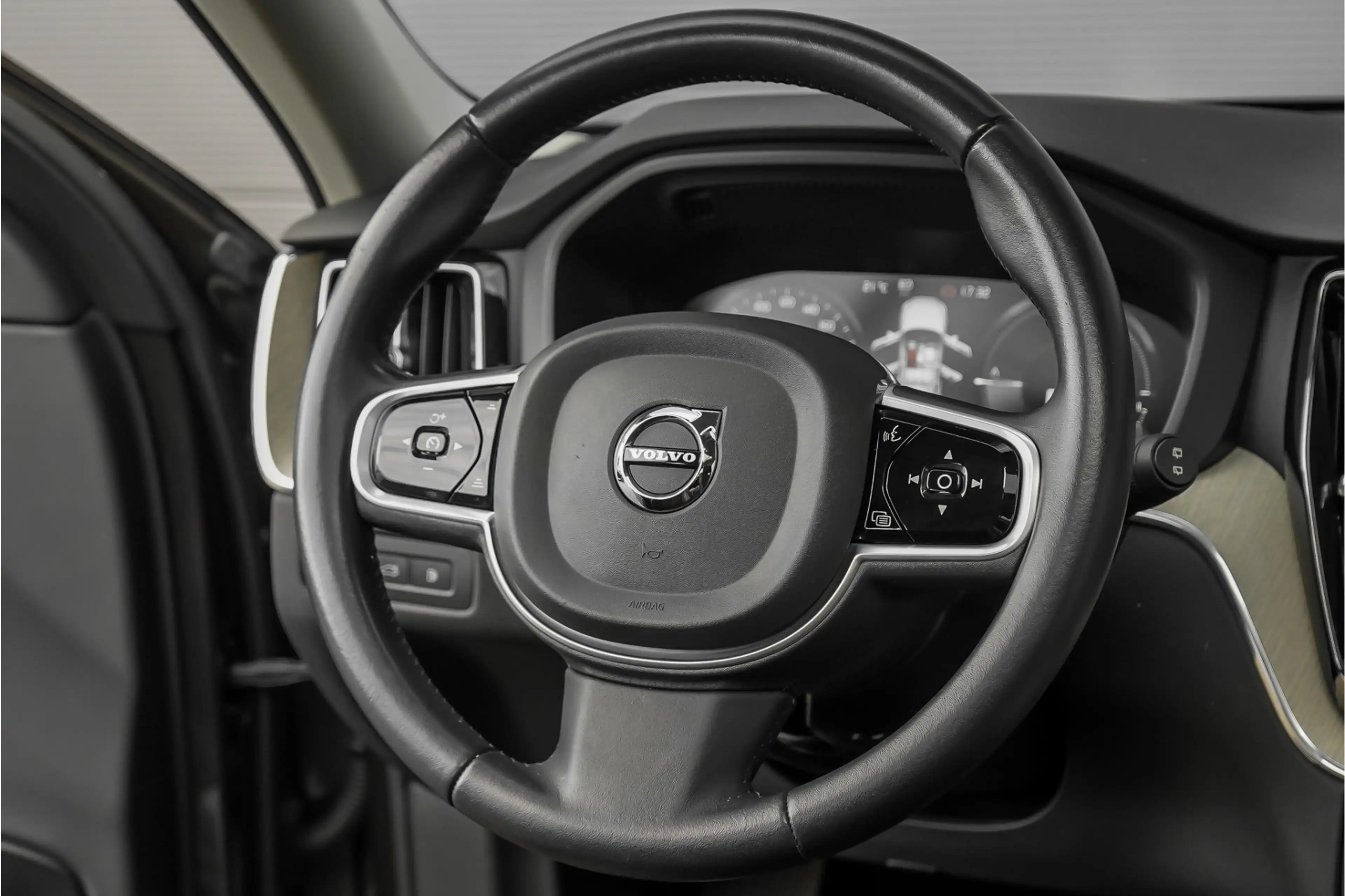 Volvo XC60 2.0 T8 Twin Engine AWD Inscription Pano CarPlay Ca — photo 24