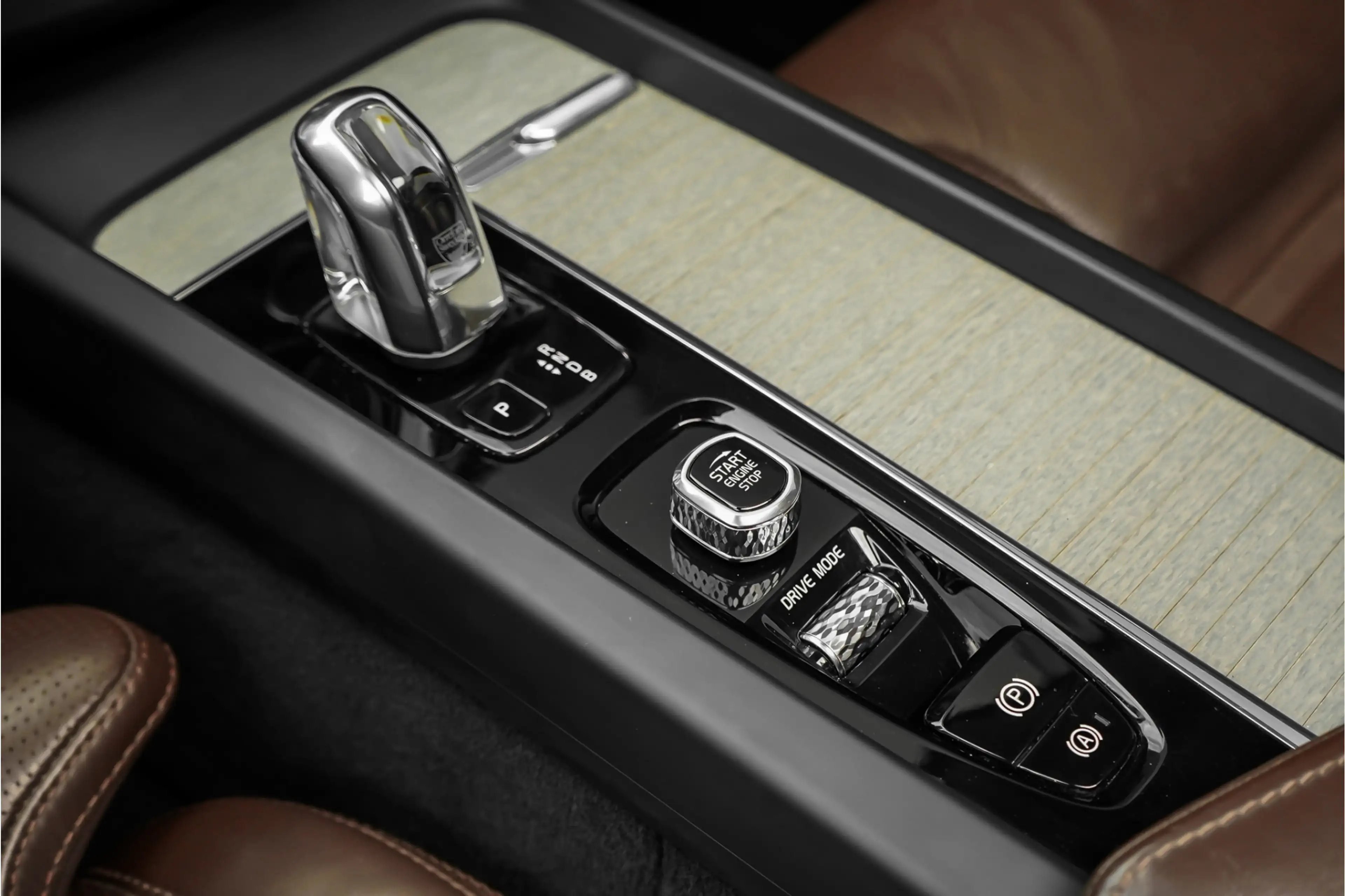Volvo XC60 2.0 T8 Twin Engine AWD Inscription Pano CarPlay Ca — photo 39